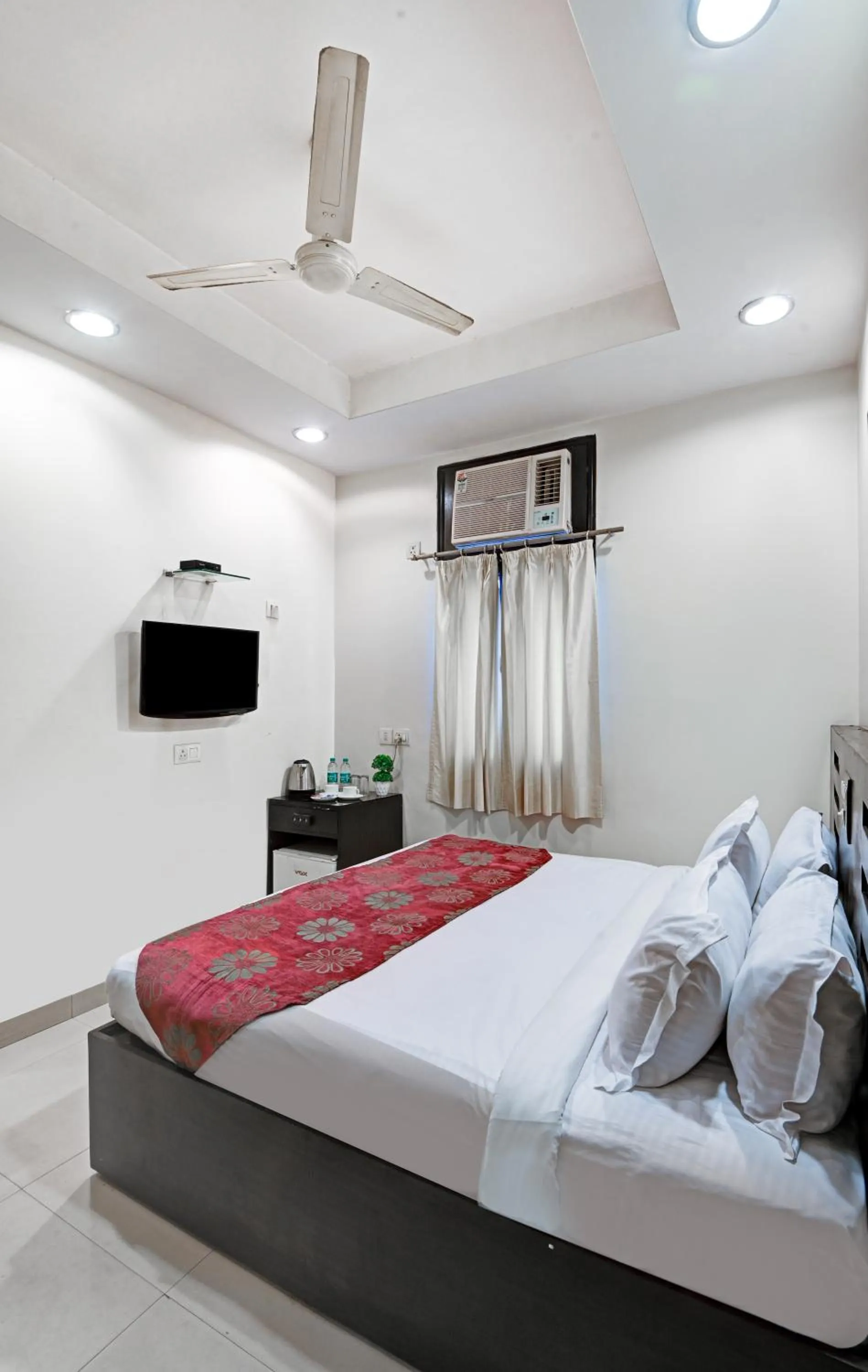 Communal lounge/ TV room, Bed in Hotel Amby Inn by Quadis - Lajpat Nagar
