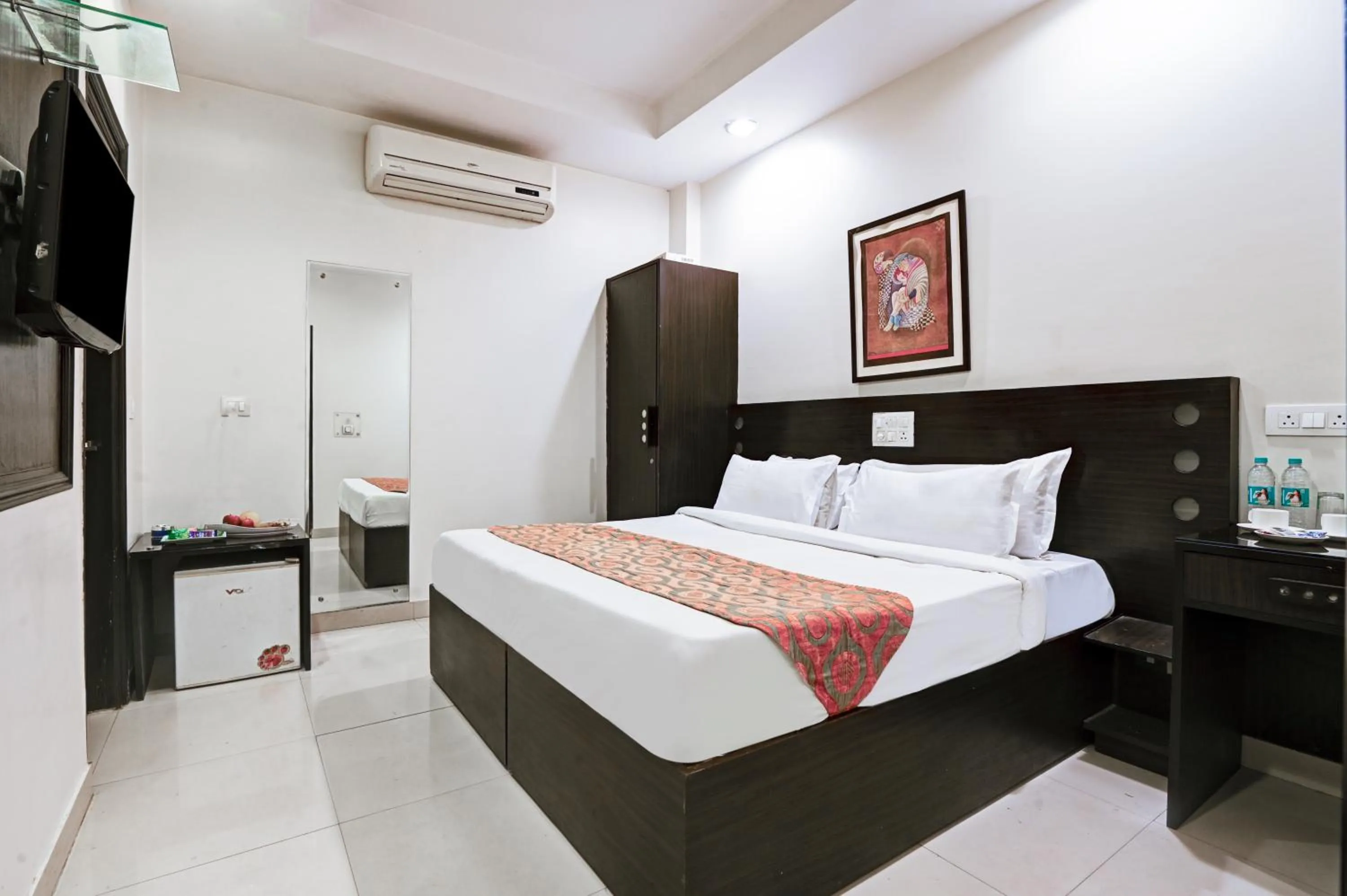 Communal lounge/ TV room, Bed in Hotel Amby Inn by Quadis - Lajpat Nagar