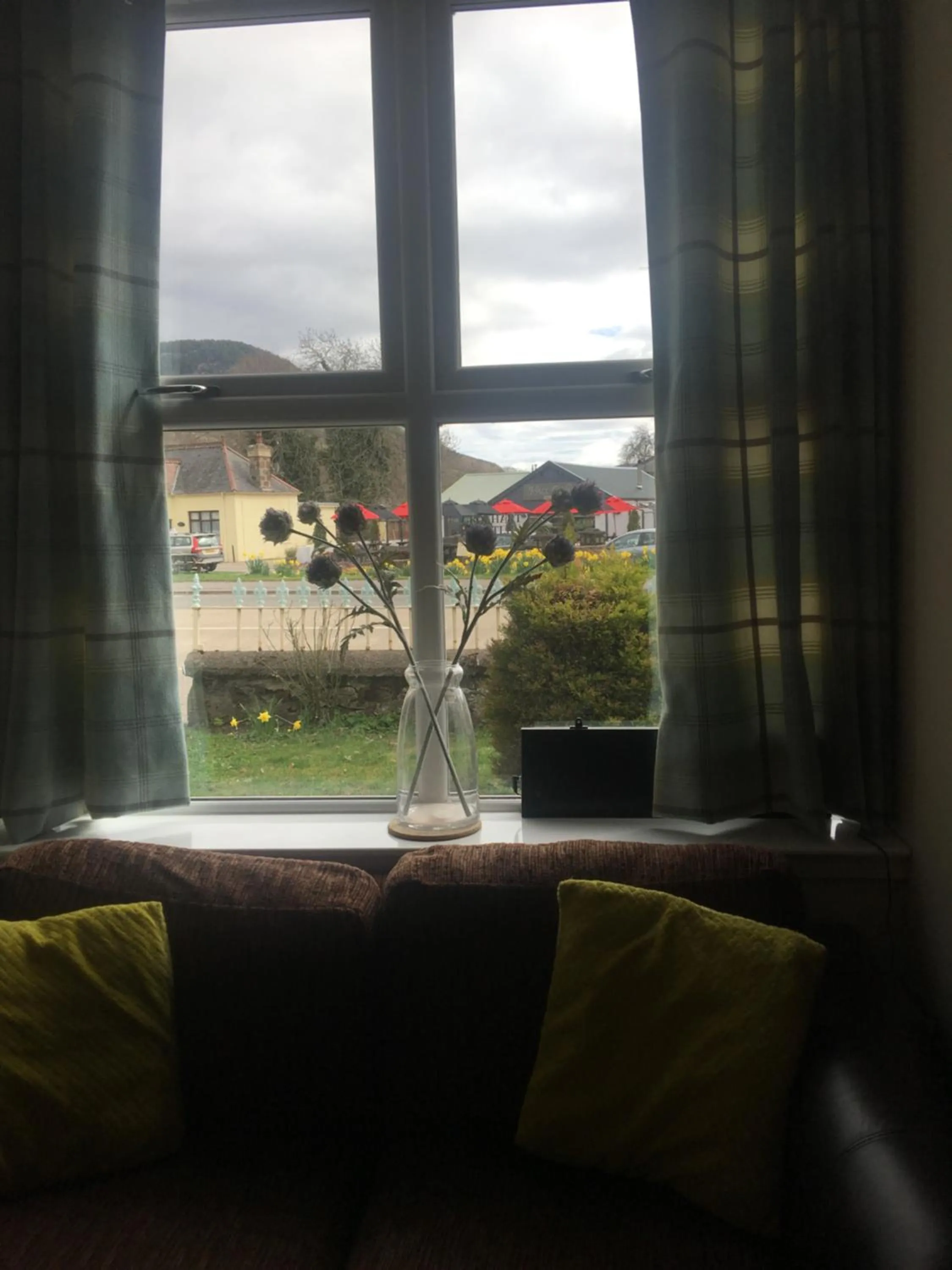 Communal lounge/ TV room in 1 Lochness Rooms&Hostel