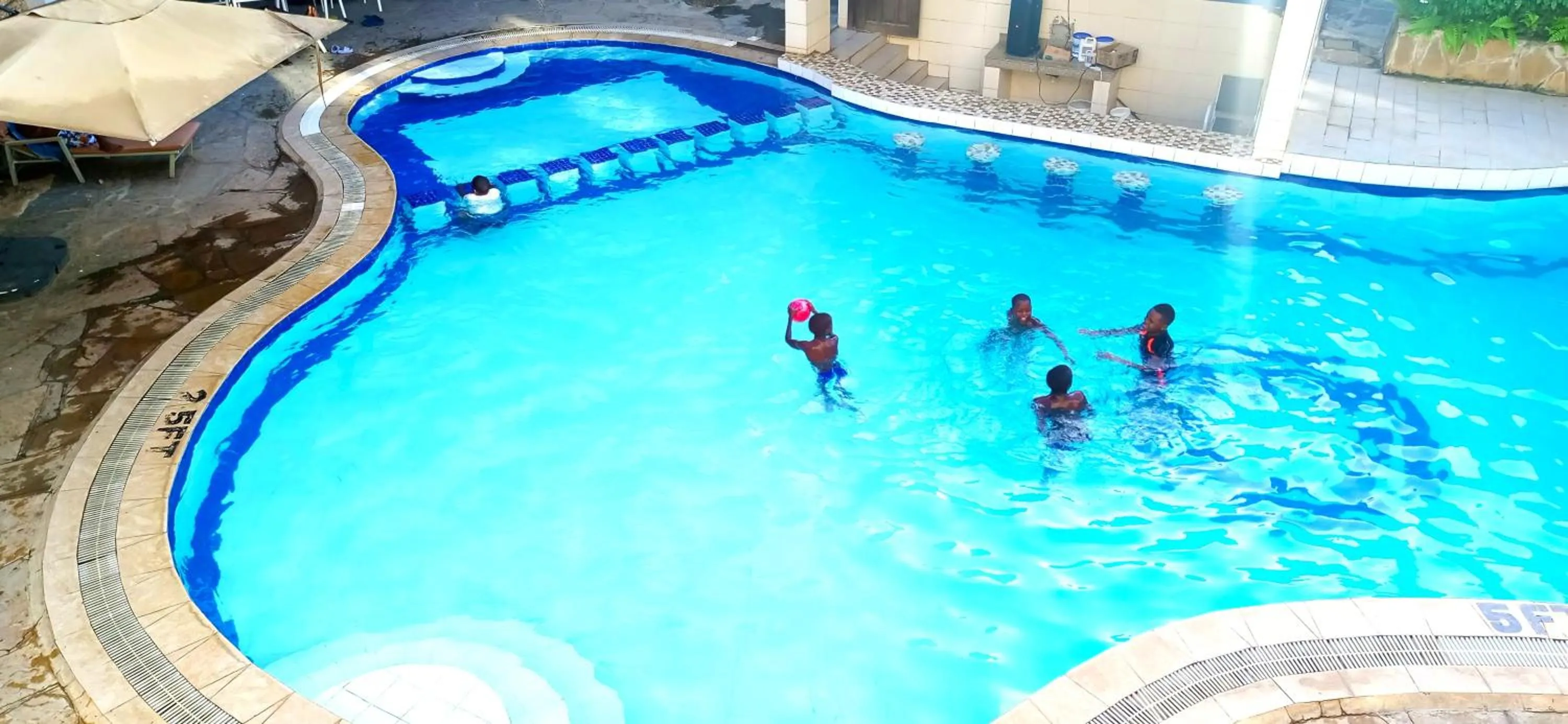 Swimming pool in Gasaro Hotel
