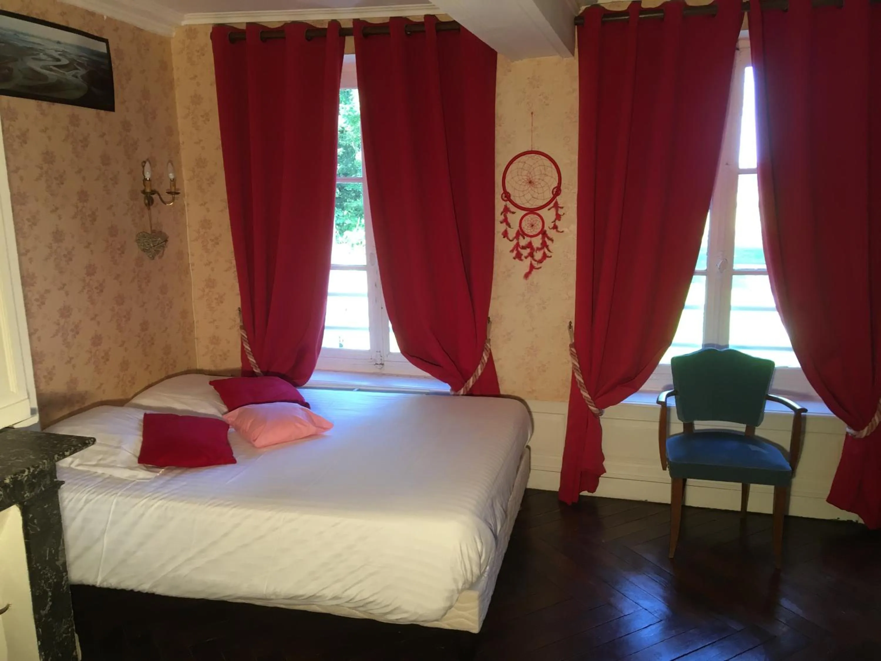 Photo of the whole room, Bed in Chateau De Grosfy