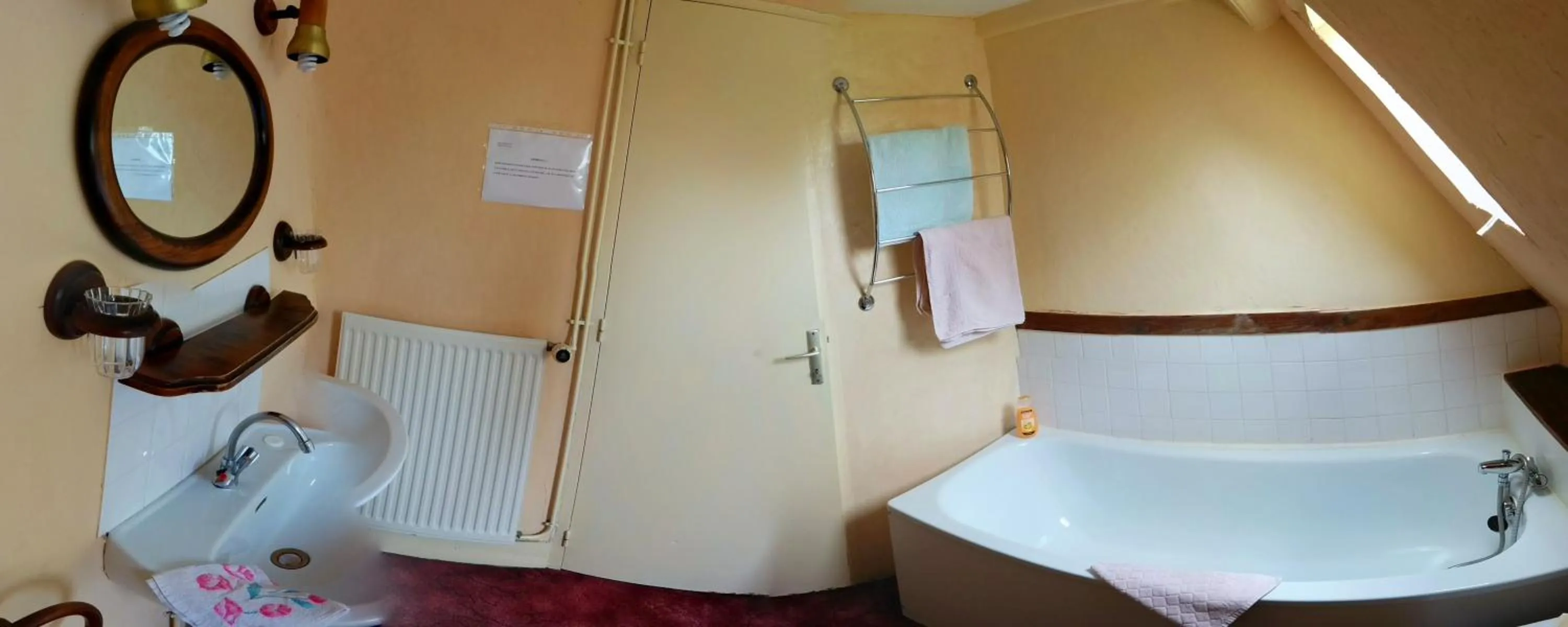 Bathroom, Bed in Chateau De Grosfy