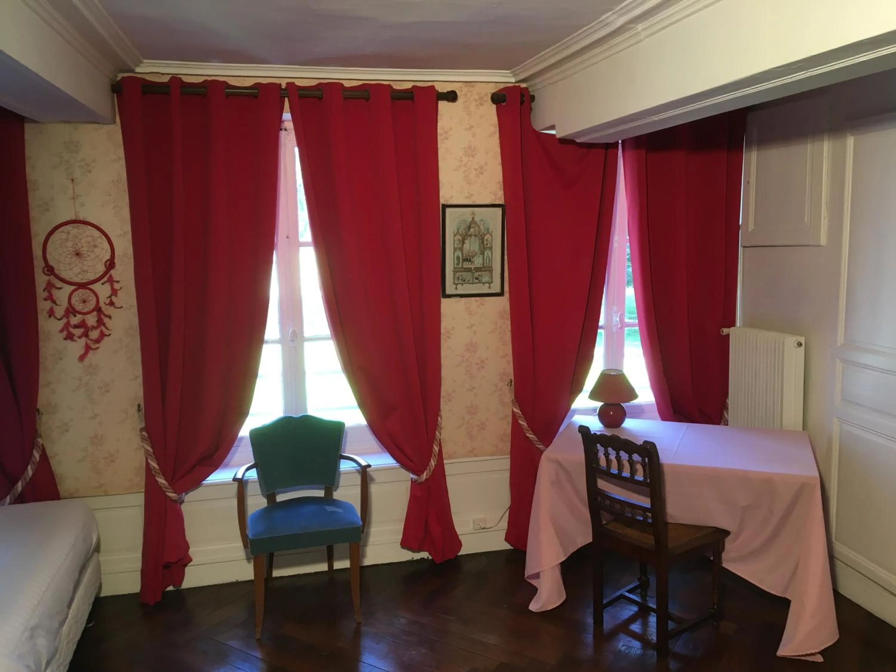 Photo of the whole room, Bed in Chateau De Grosfy