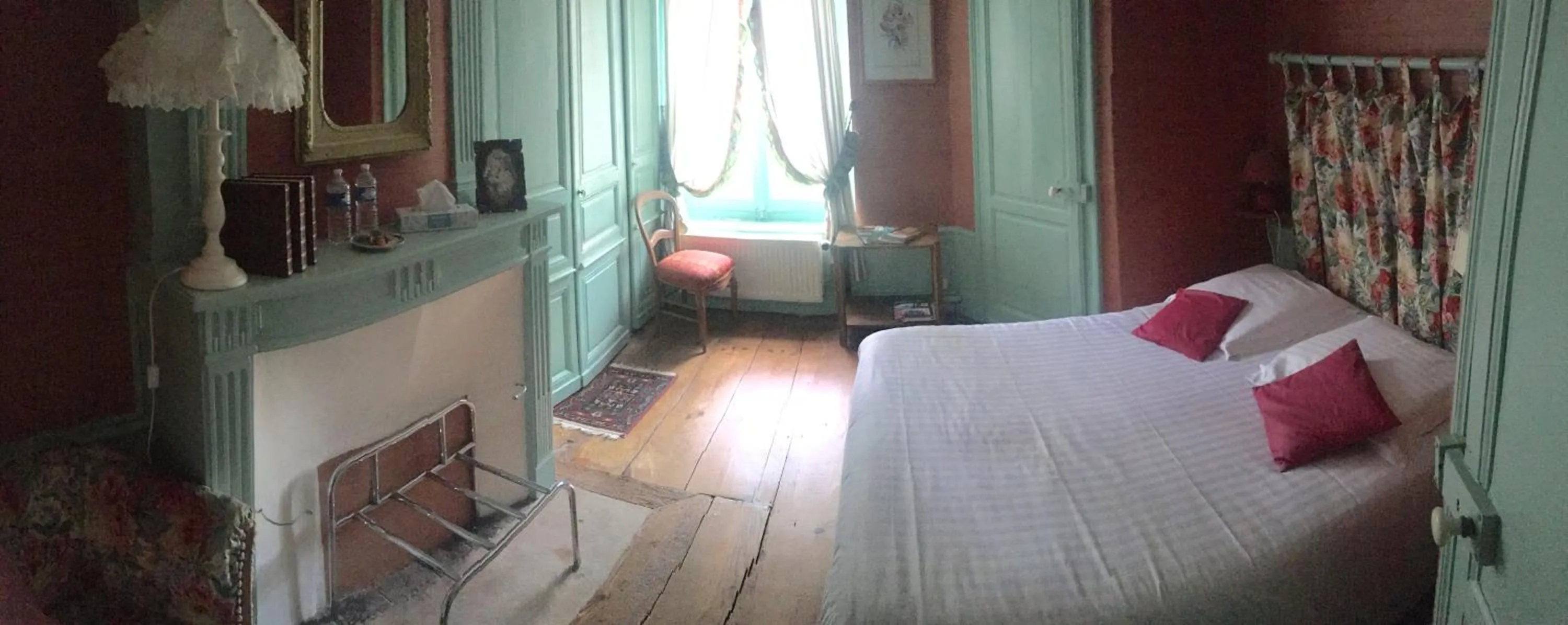 Photo of the whole room, Bed in Chateau De Grosfy
