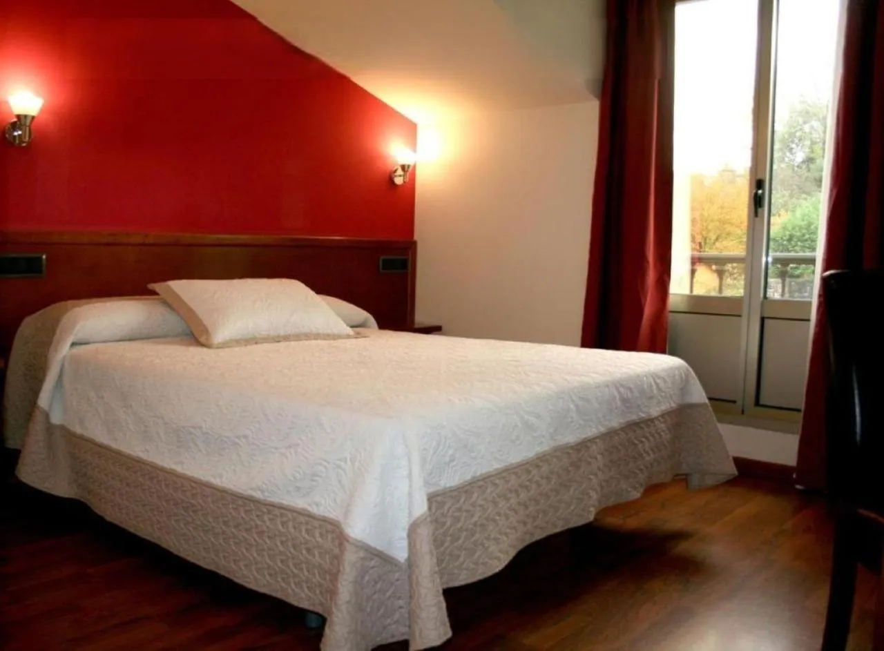 Bedroom, Bed in Hotel Virgen de Covadonga