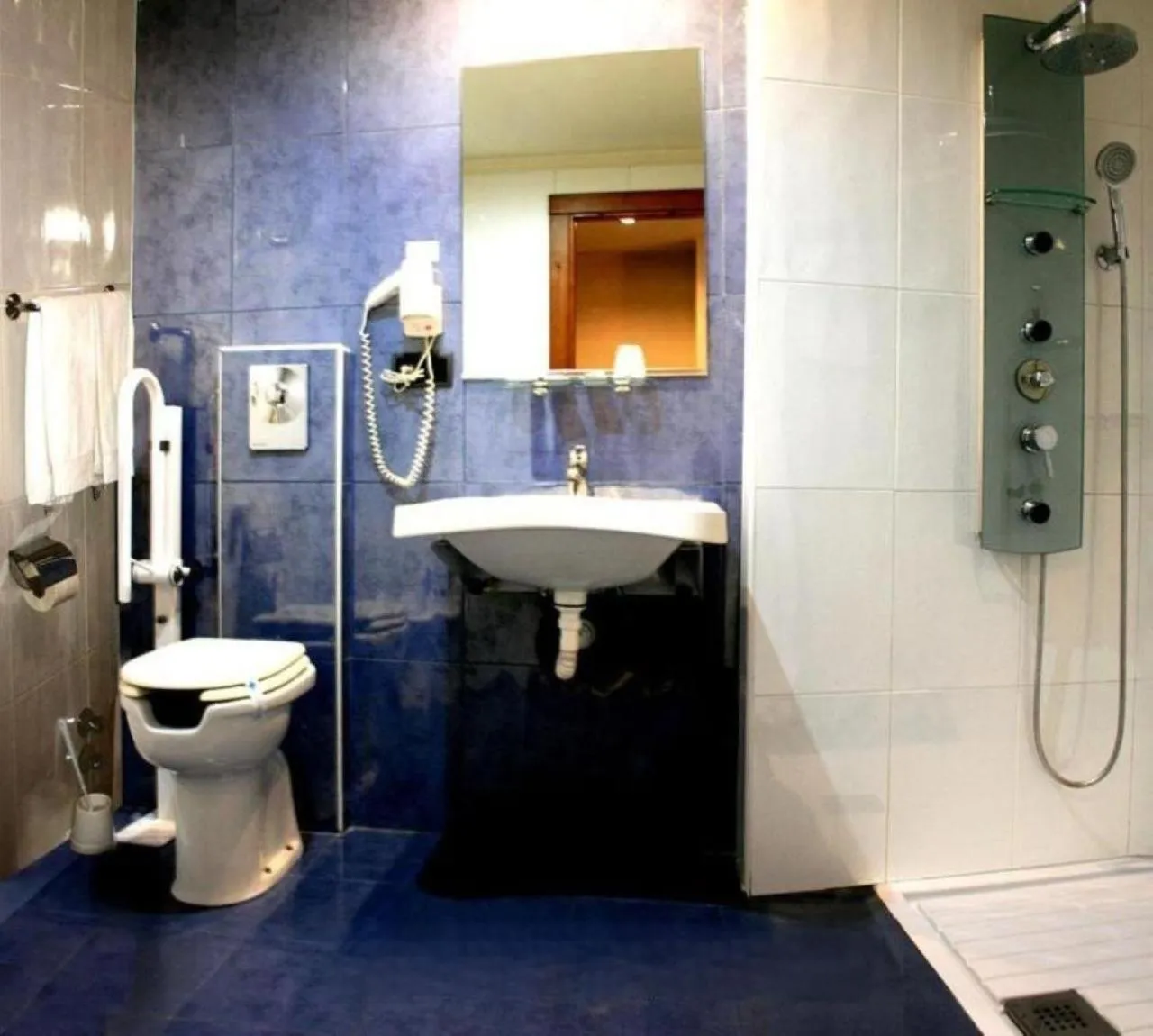 Shower in Hotel Virgen de Covadonga