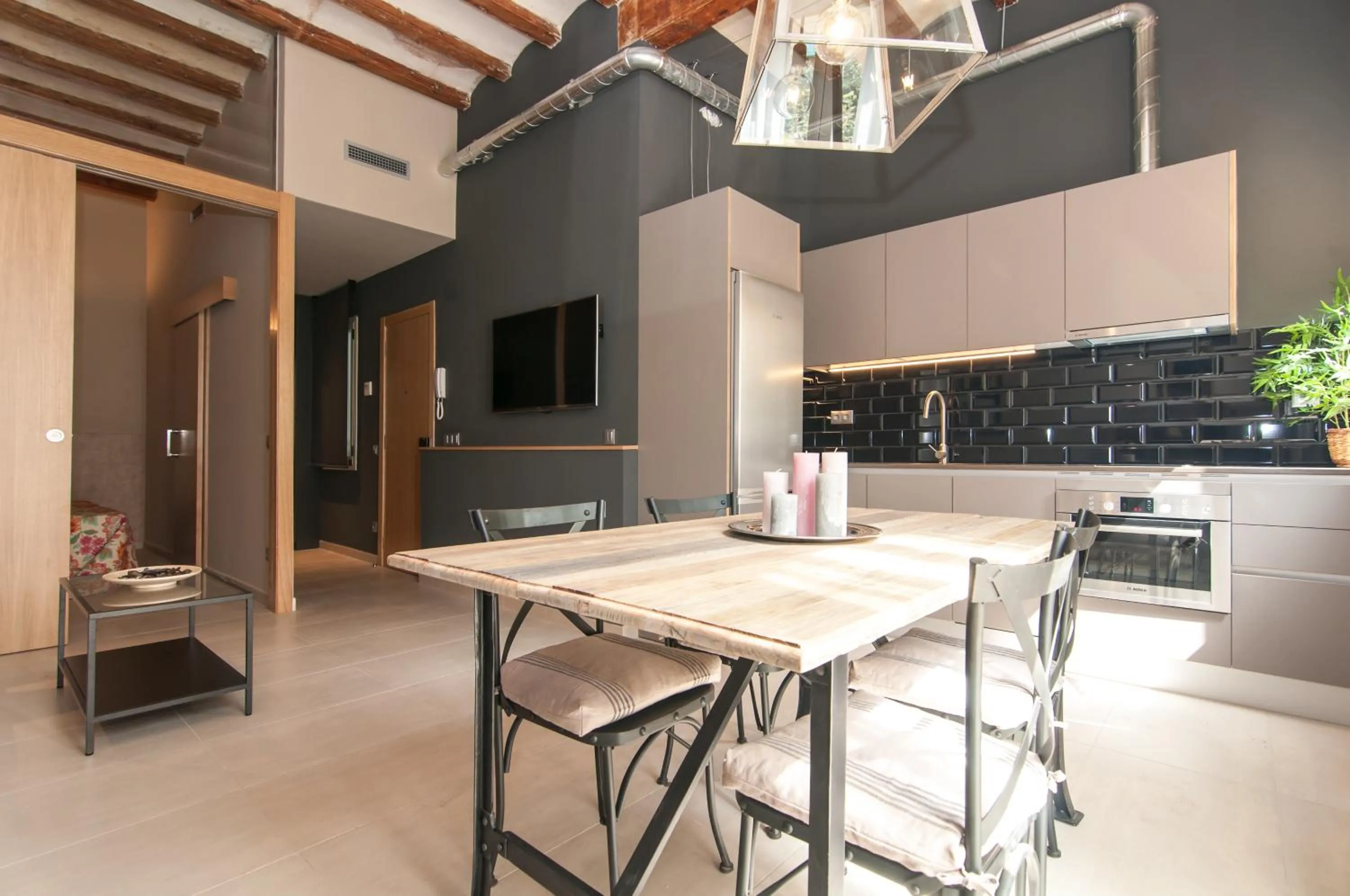 Dining area in Weflating Suites Sant Antoni Market