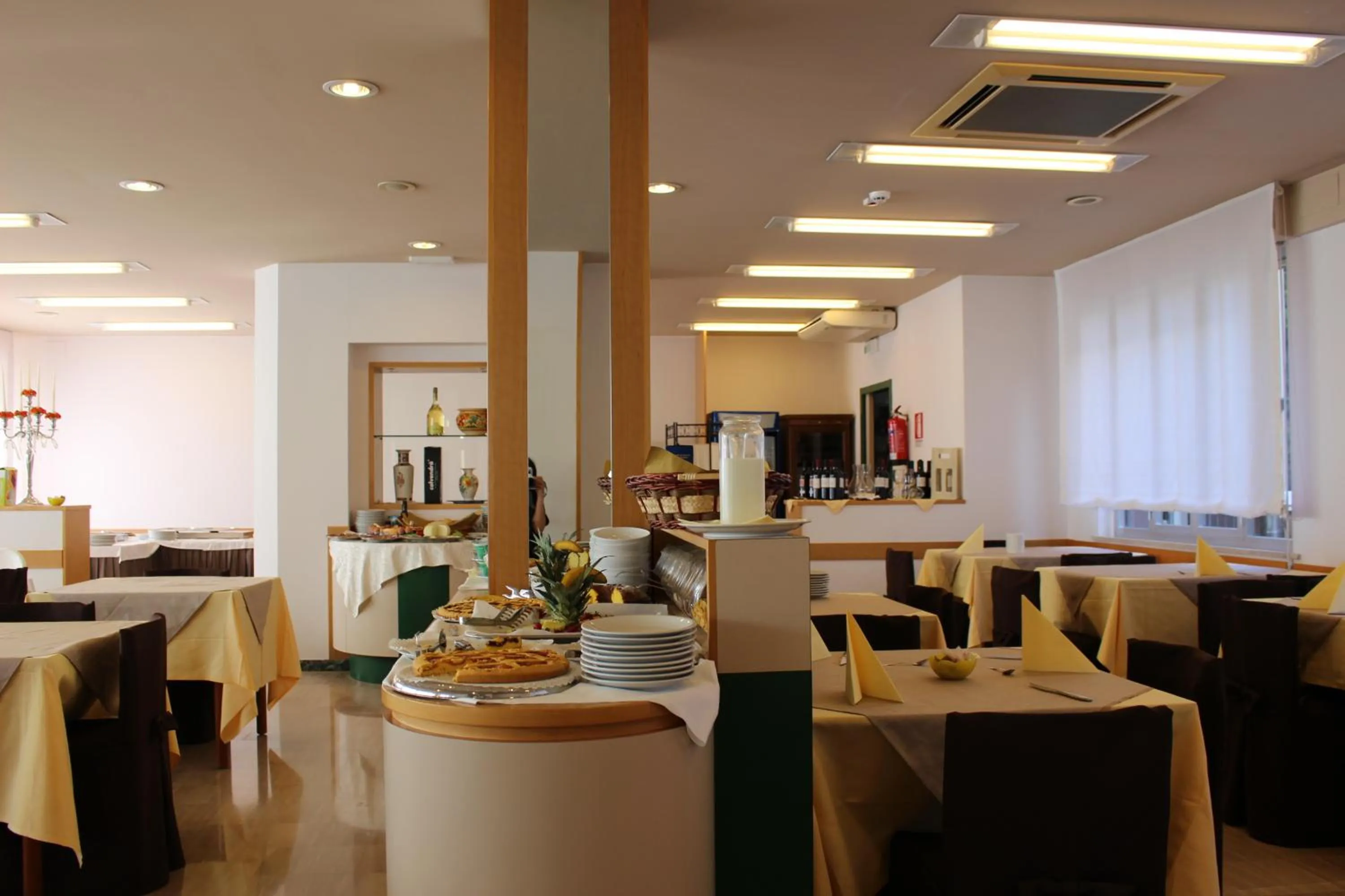 Restaurant/places to eat in Hotel Emma