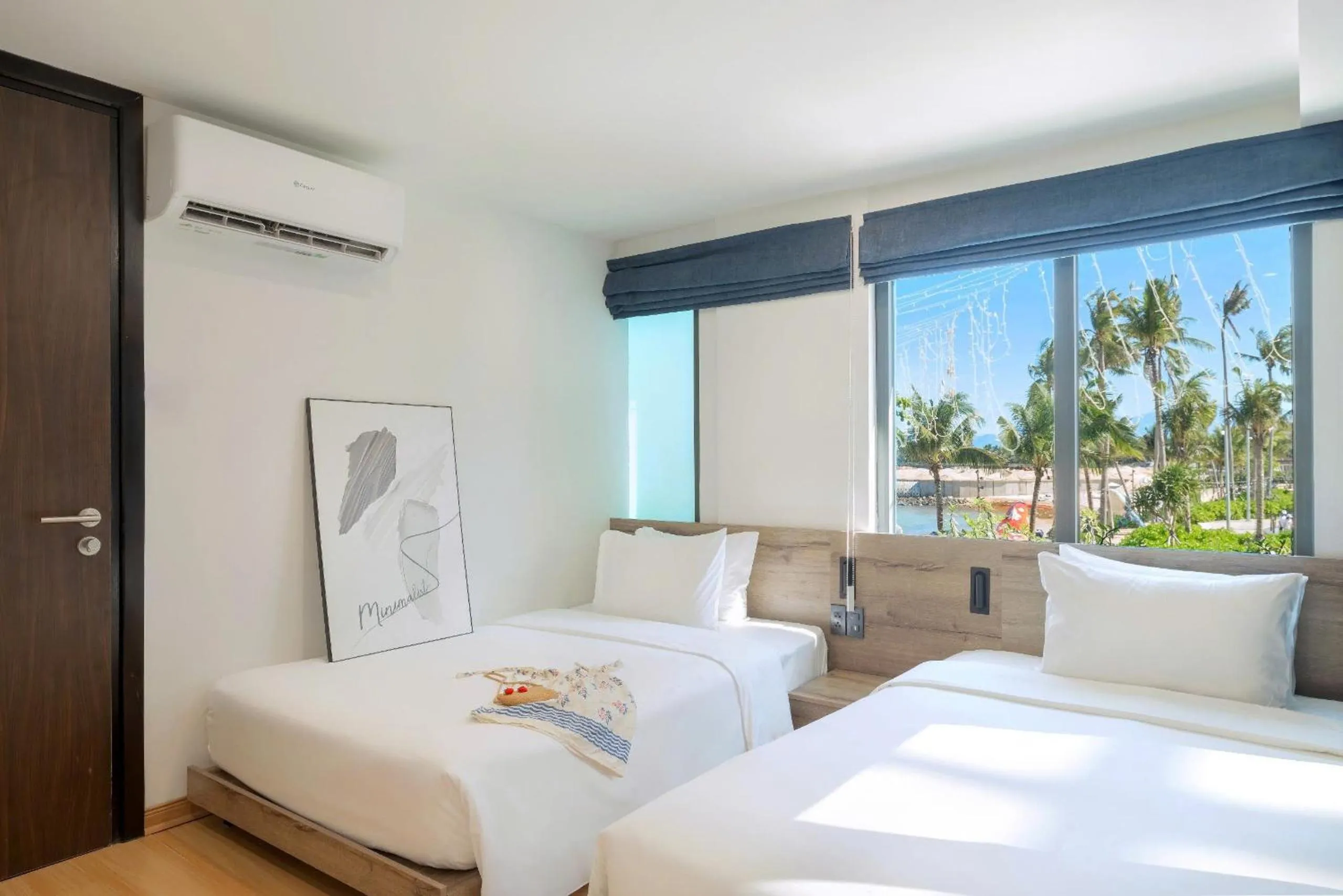 Photo of the whole room, Bed in Cozy Front Beach House wid Private Beach