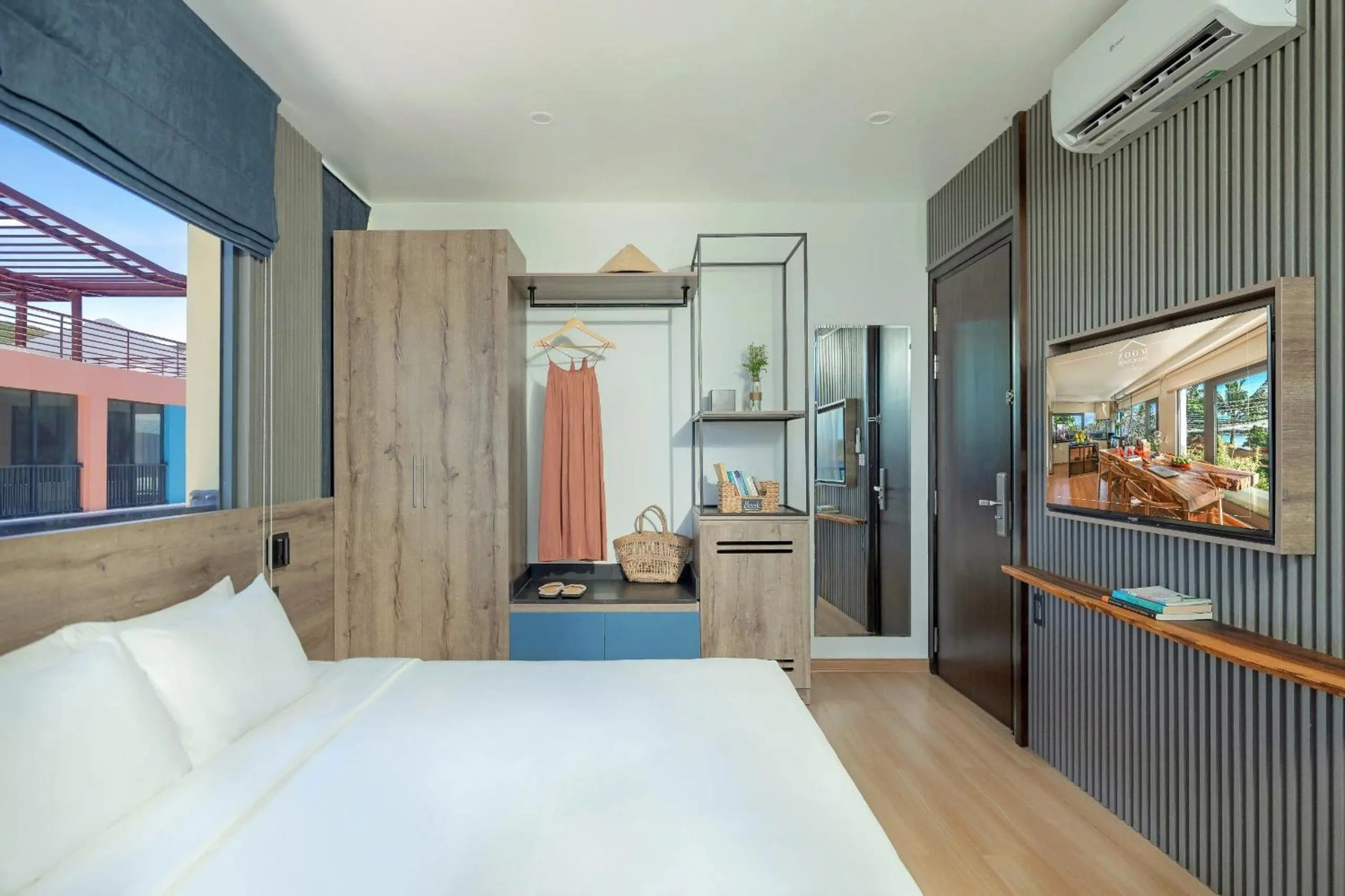 TV and multimedia, Bed in Cozy Front Beach House wid Private Beach