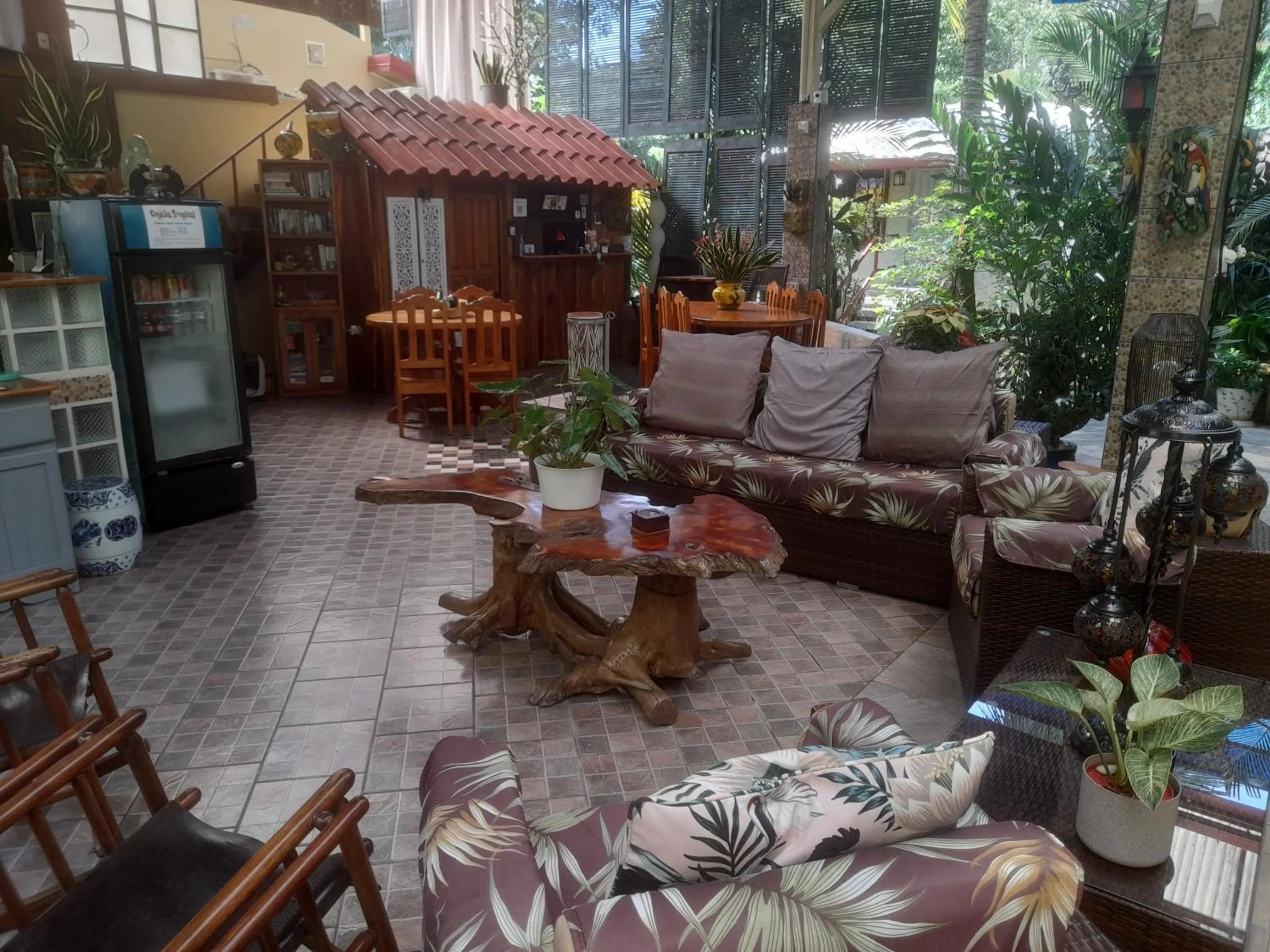 Communal lounge/ TV room in Coyaba Tropical Elegant Adult Guesthouse