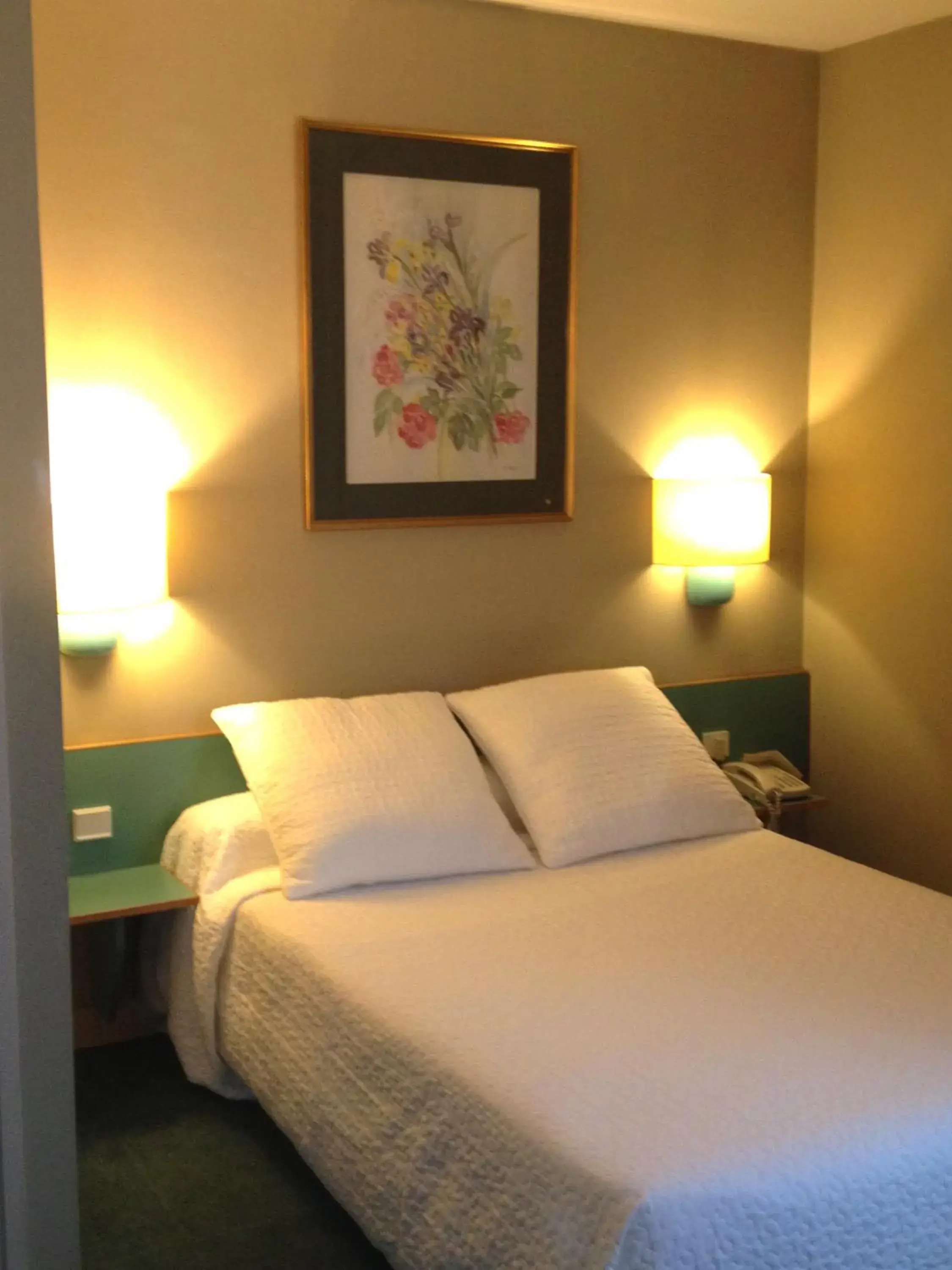 Superior Double Room in Hotel Paris Vesinet -ex Auberge des 3 Marches Superior Double Room in Hotel Paris Vesinet -ex Auberge des 3 Marches