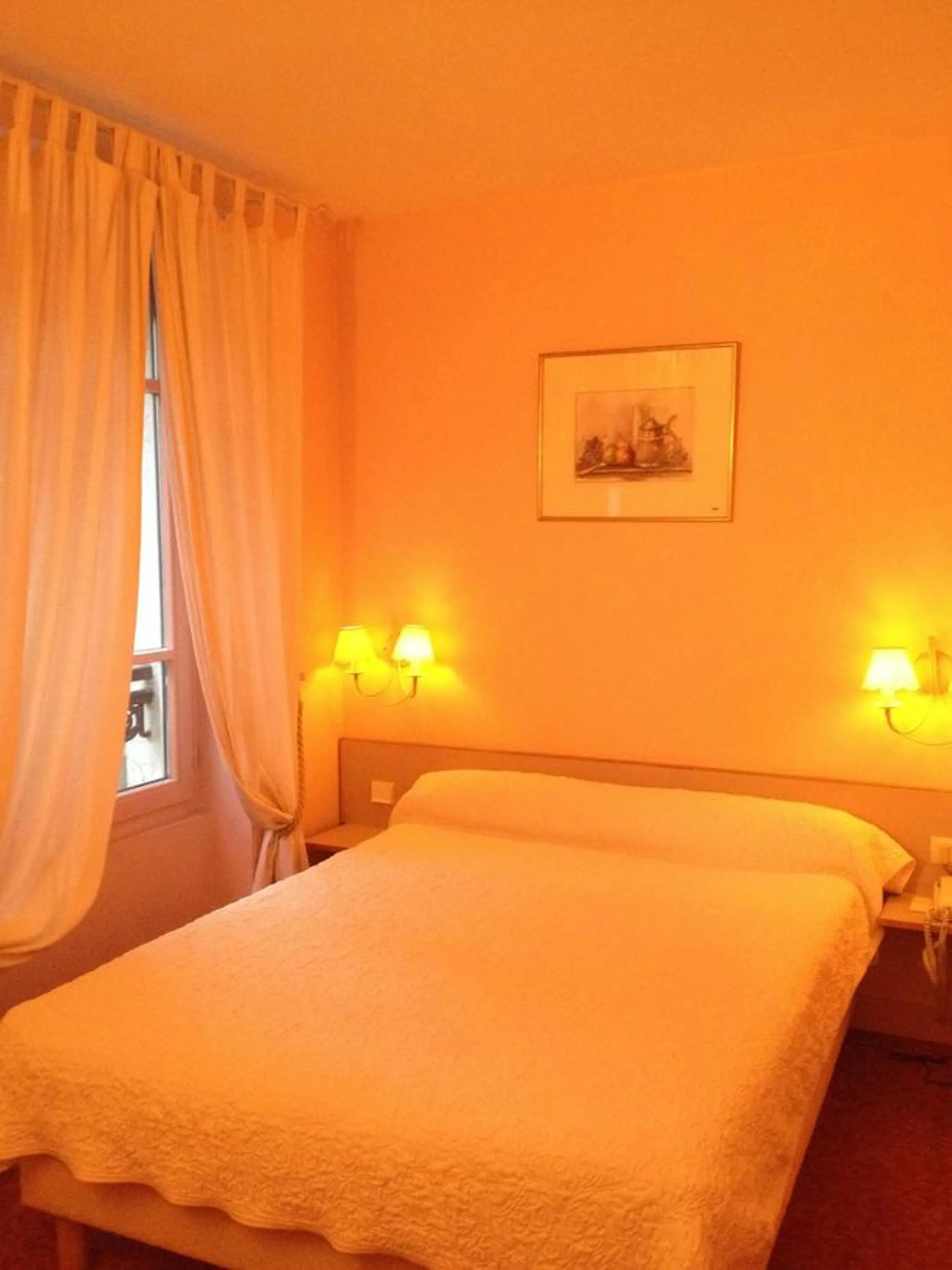 Bed in Hotel Paris Vesinet -ex Auberge des 3 Marches