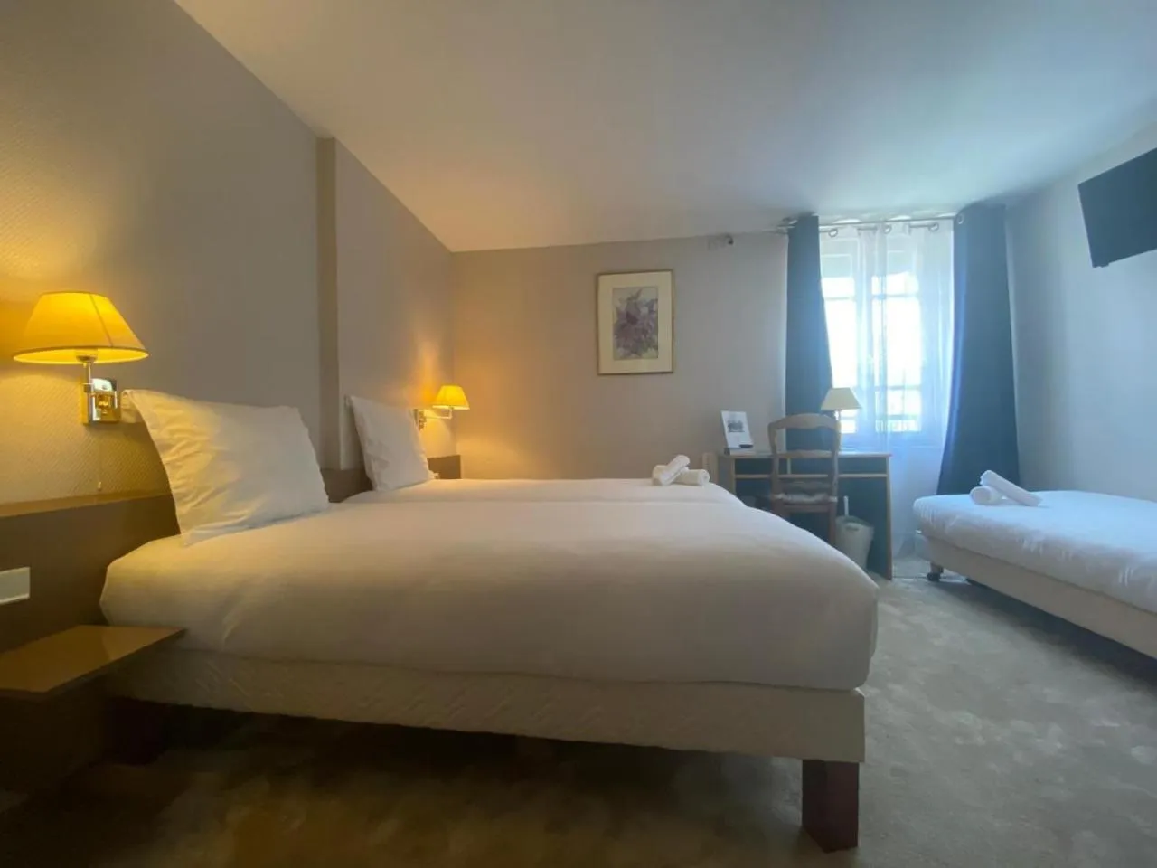 Bed in Hotel Paris Vesinet -ex Auberge des 3 Marches