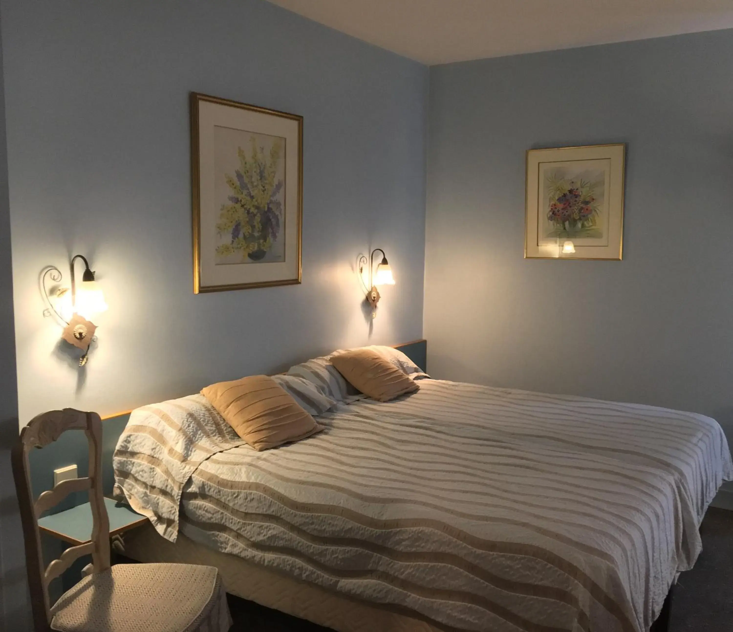 Twin Room with Bath in Hotel Paris Vesinet -ex Auberge des 3 Marches Twin Room with Bath in Hotel Paris Vesinet -ex Auberge des 3 Marches