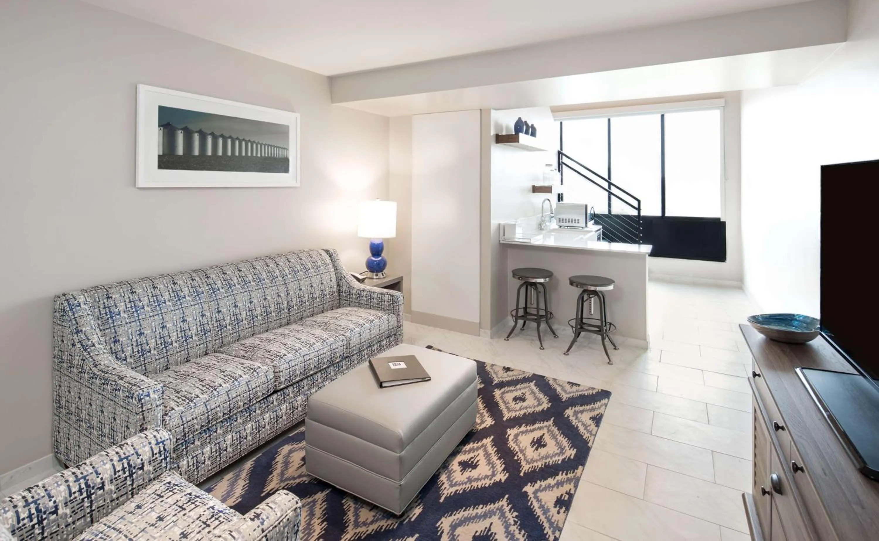 Living room in Hotel Renovo Des Moines Urbandale,Tapestry Collection Hilton