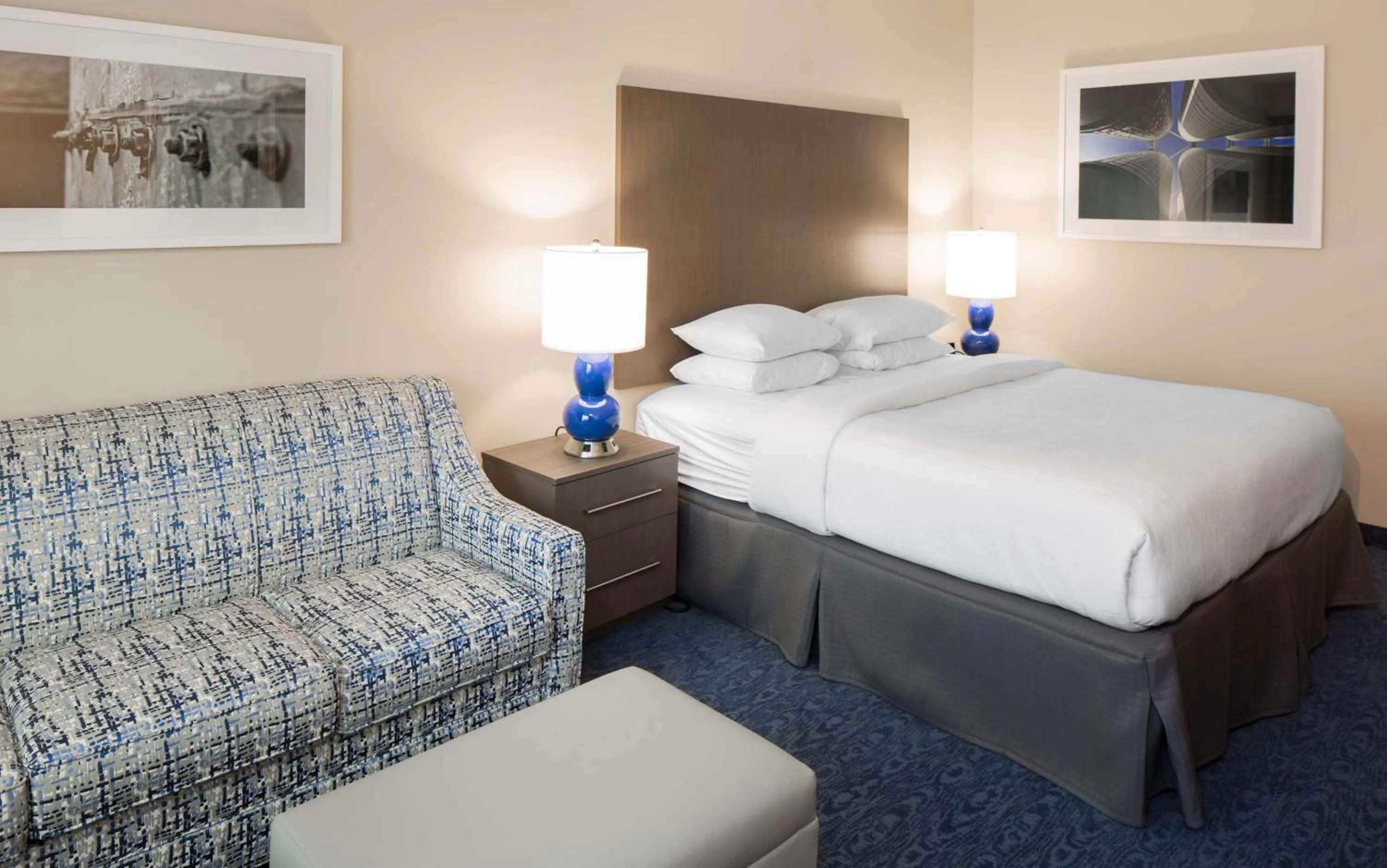 Bed in Hotel Renovo Des Moines Urbandale,Tapestry Collection Hilton