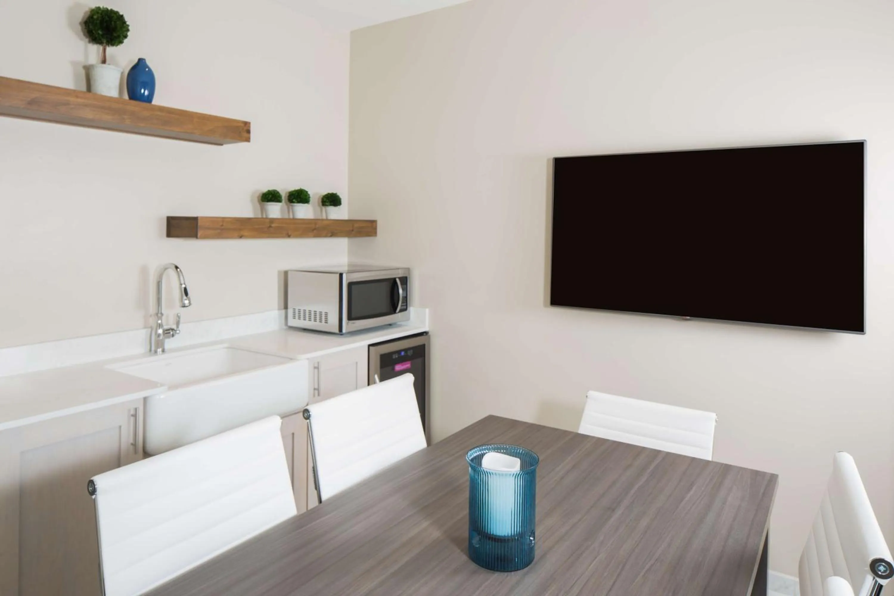 Kitchen or kitchenette in Hotel Renovo Des Moines Urbandale,Tapestry Collection Hilton