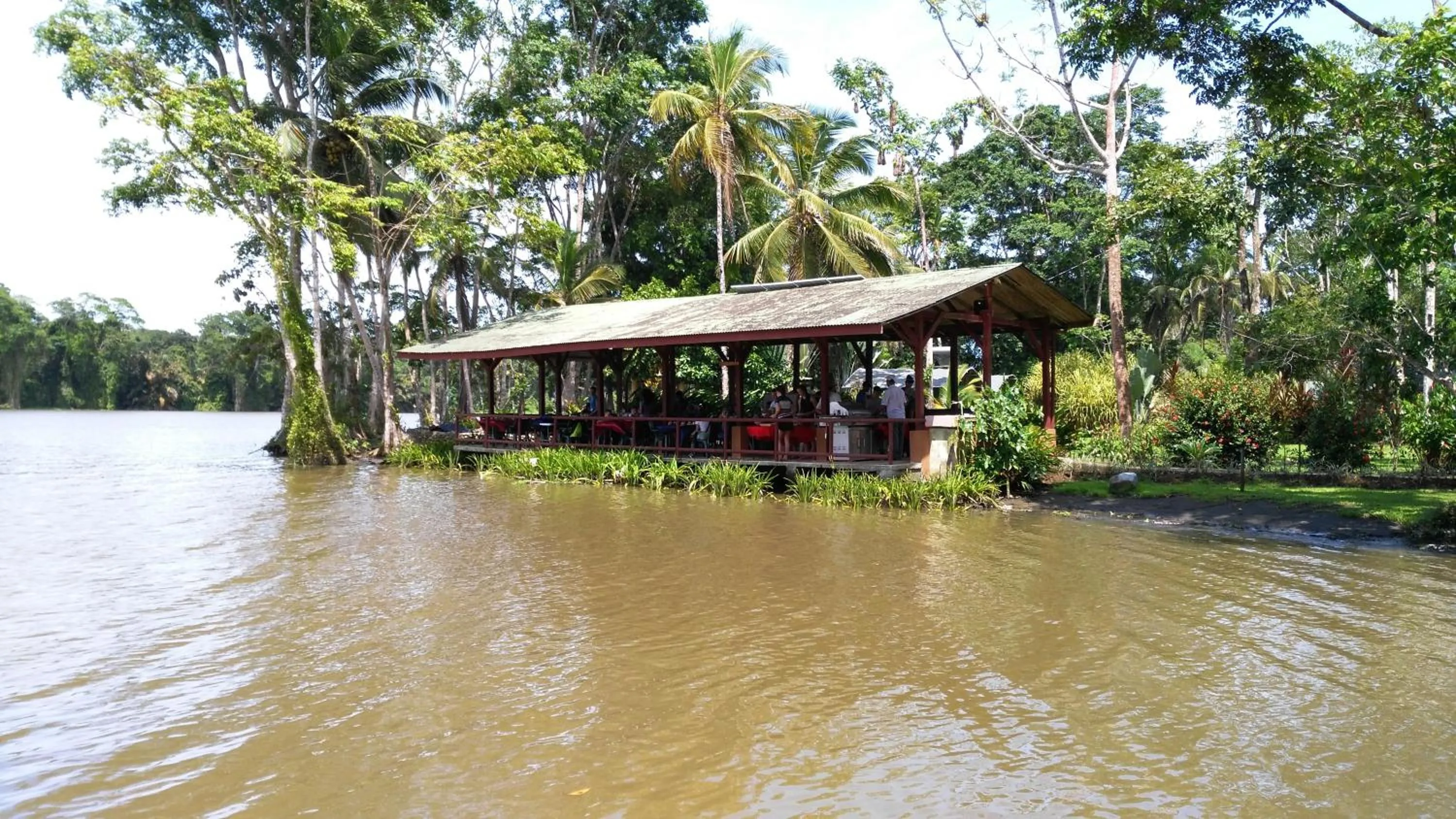 Restaurant/places to eat in Lirio Lodge