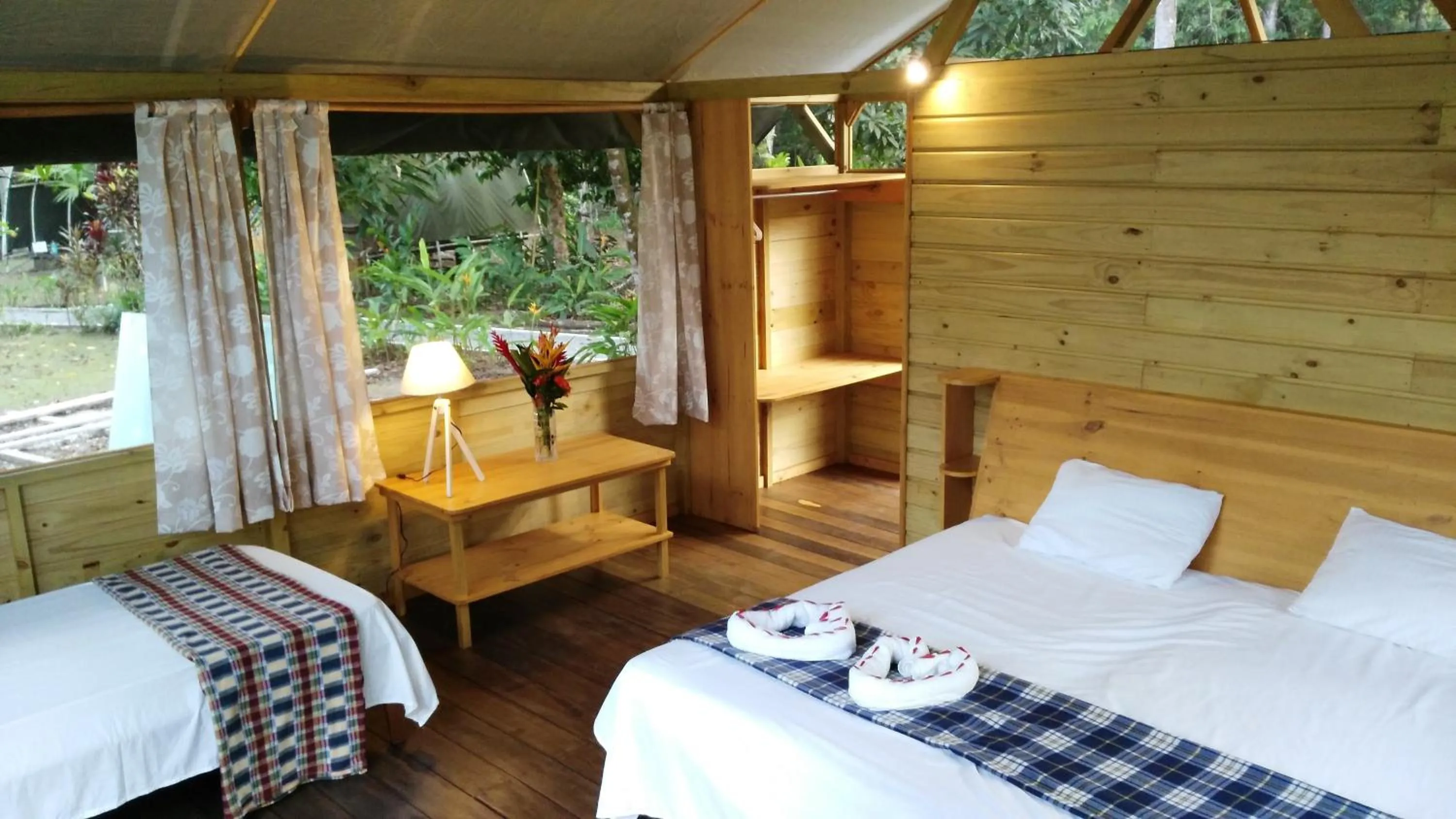 Bedroom, Bed in Lirio Lodge