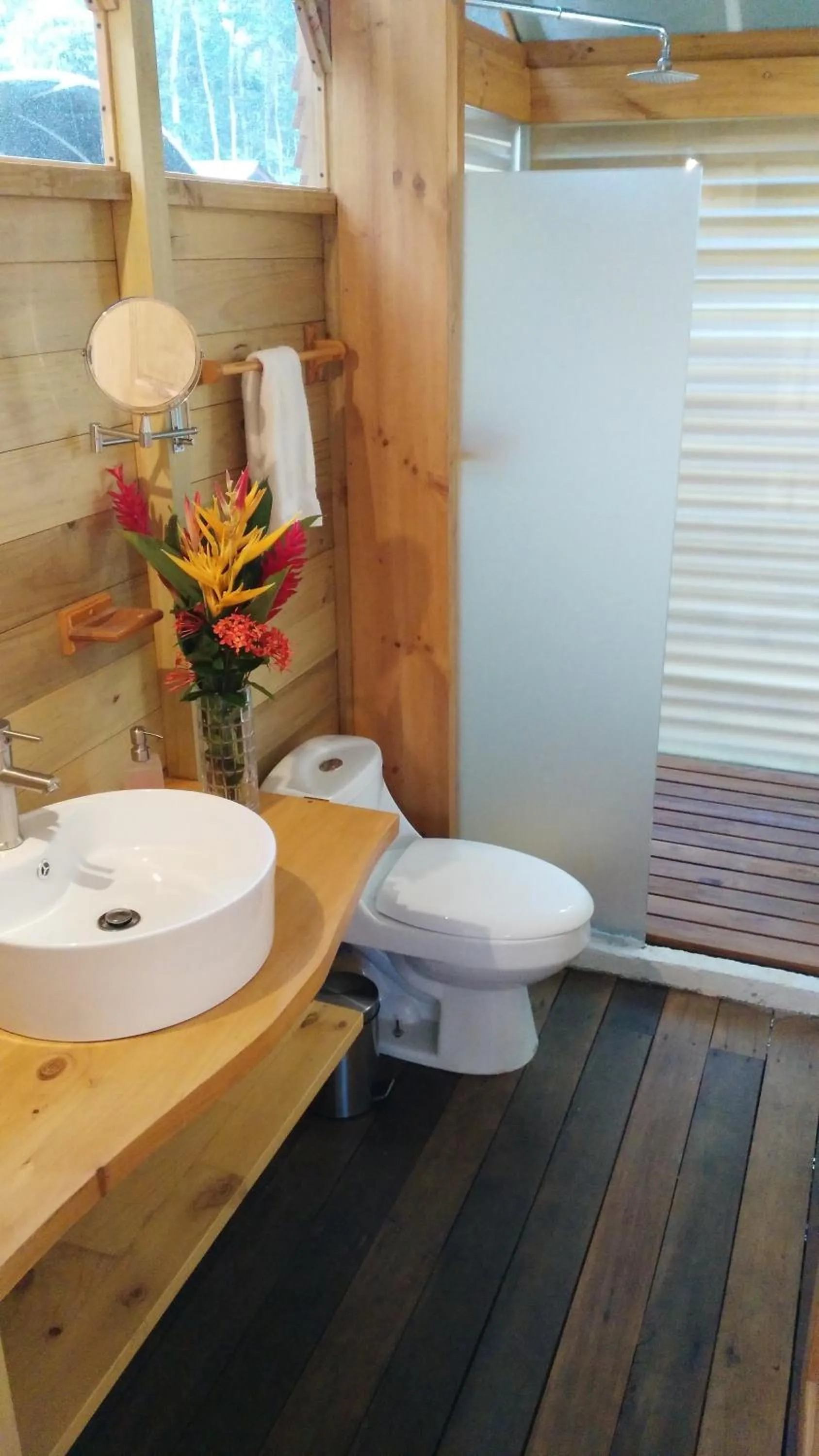 Shower in Lirio Lodge