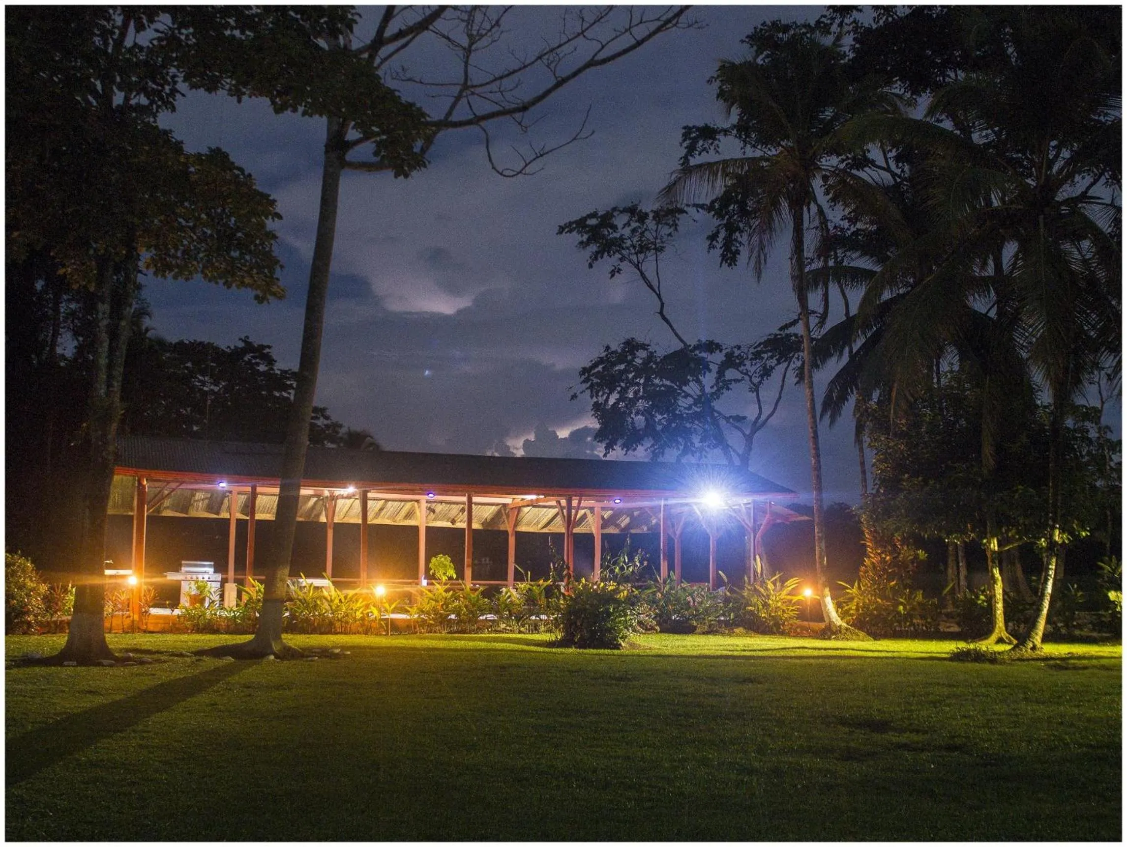 Restaurant/places to eat in Lirio Lodge