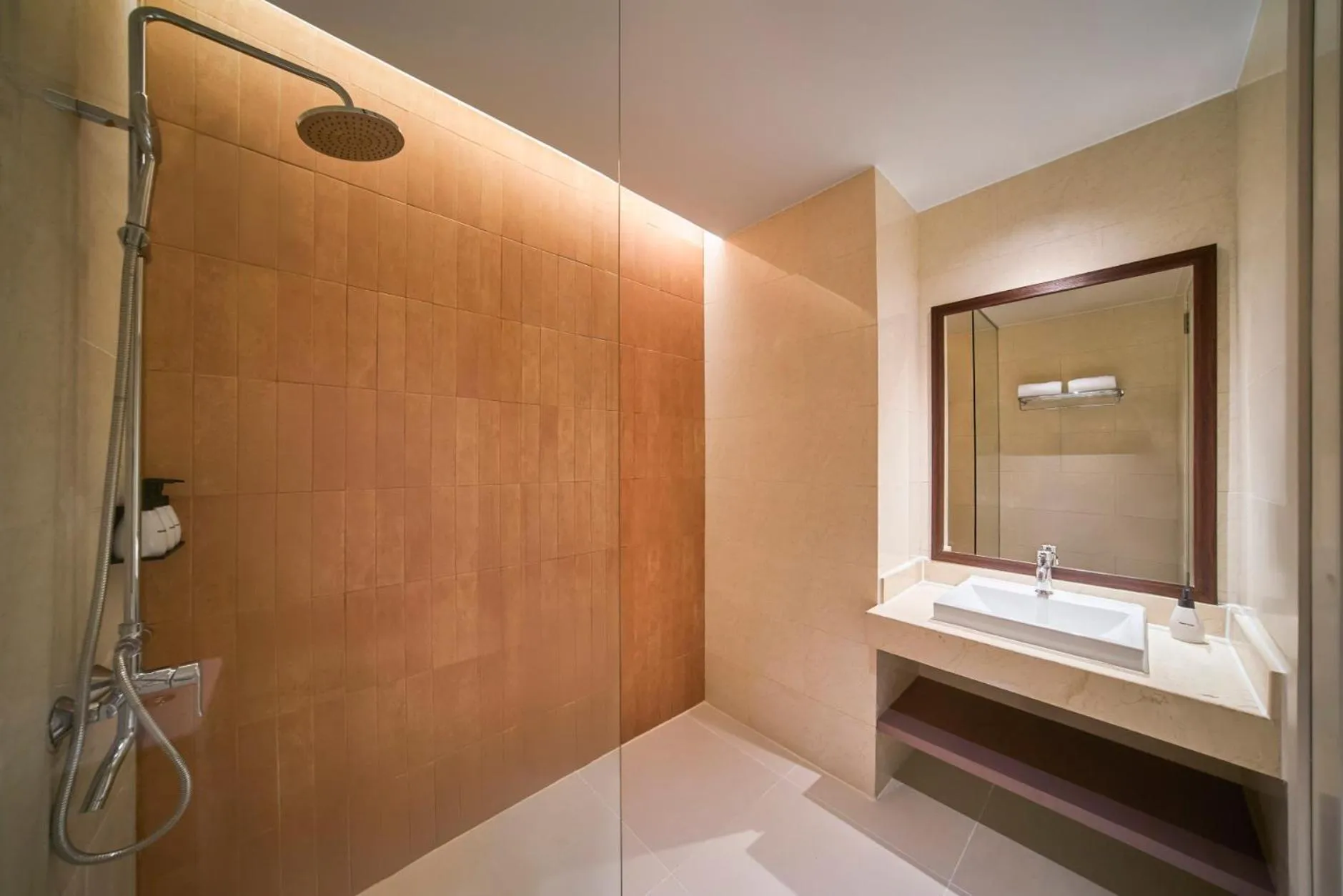 Shower, Bed in M Village Hotel Thợ Nhuộm