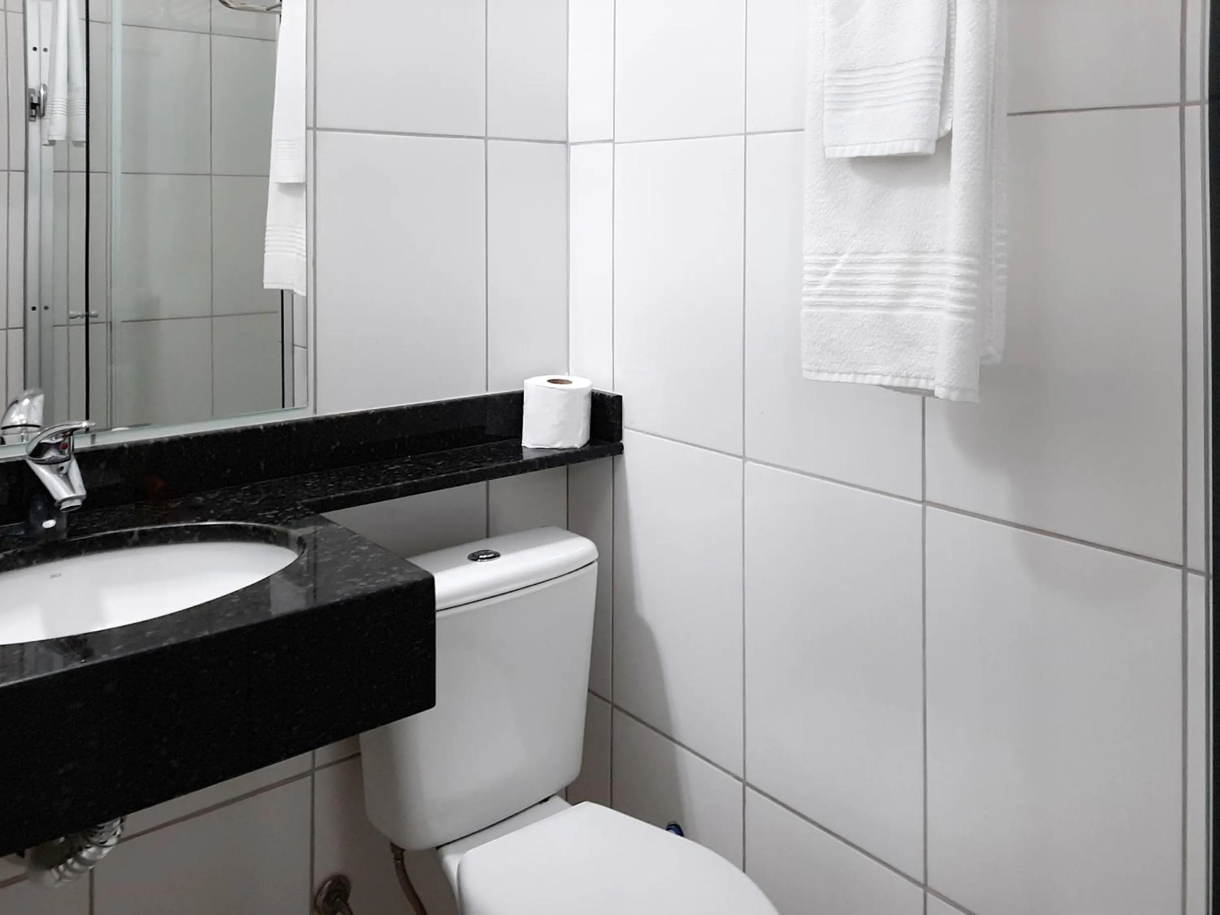 Toilet in Tri Hotel Smart Chapecó