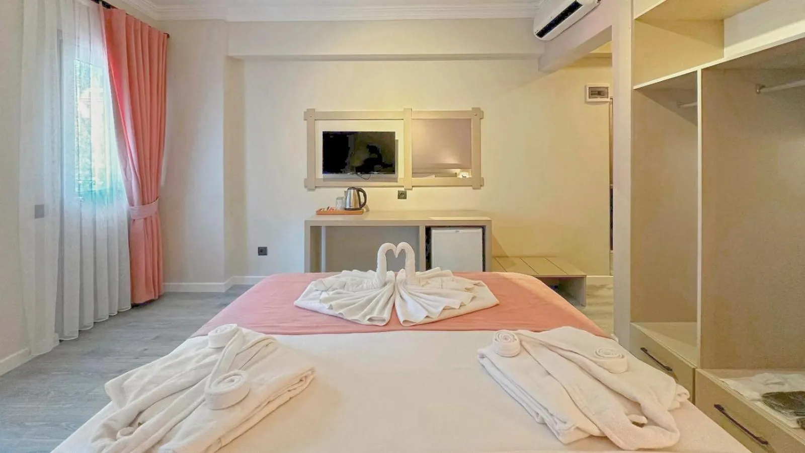 Photo of the whole room, Bed in Casa De Levıssı Ölüdeniz