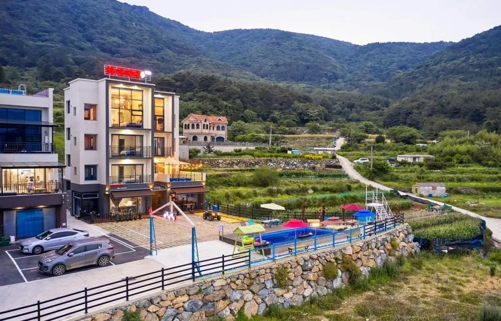 Geoje Harakeke Pension