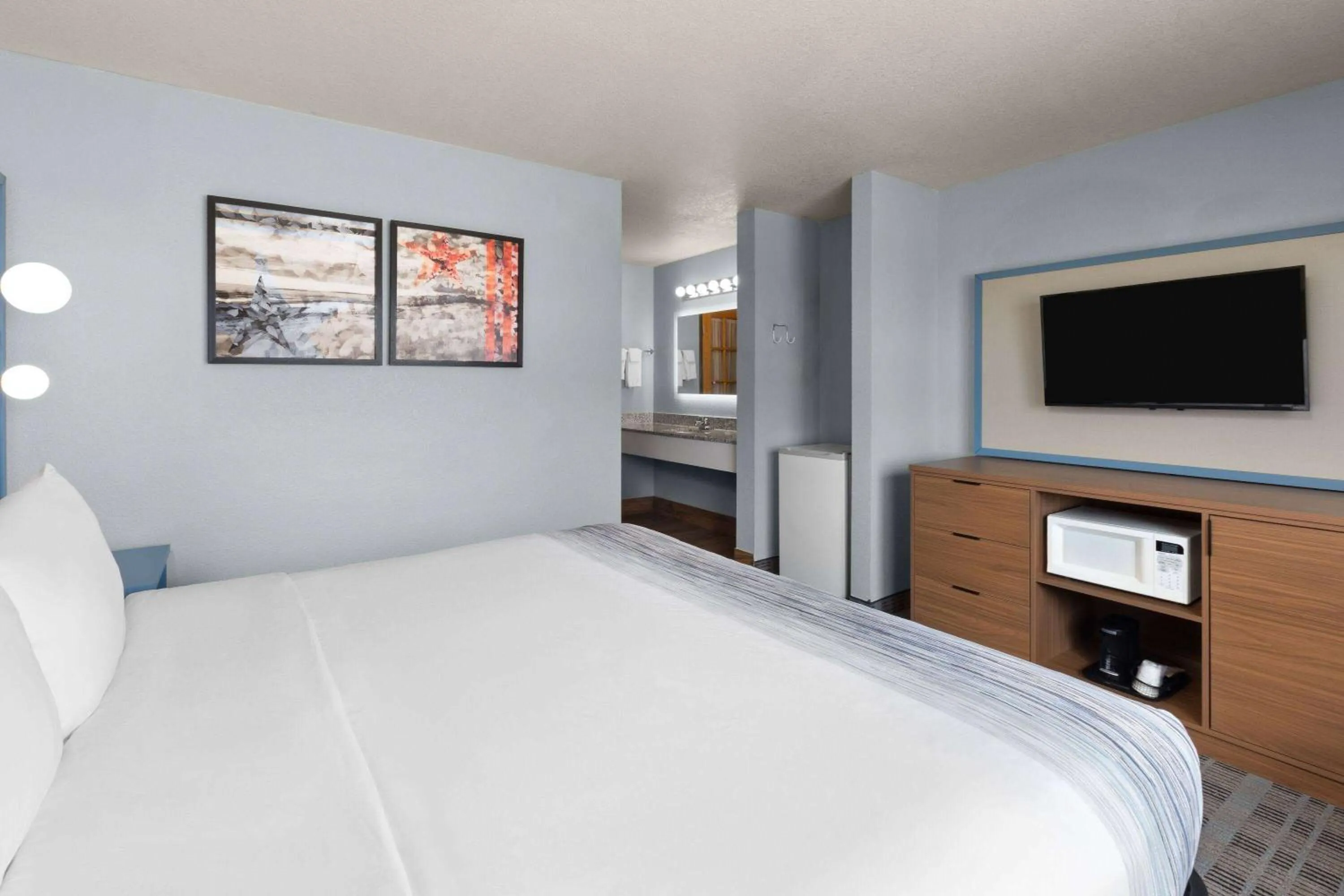 Photo of the whole room, Bed in AmericInn by Wyndham Oscoda Near AuSable River