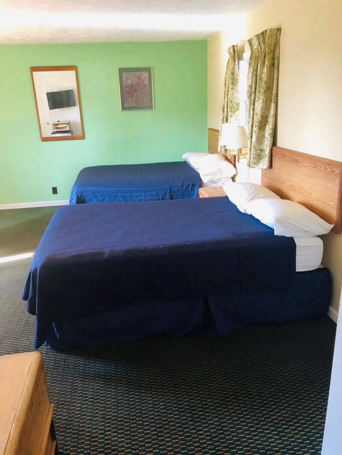 Bed in Woodridge Motel