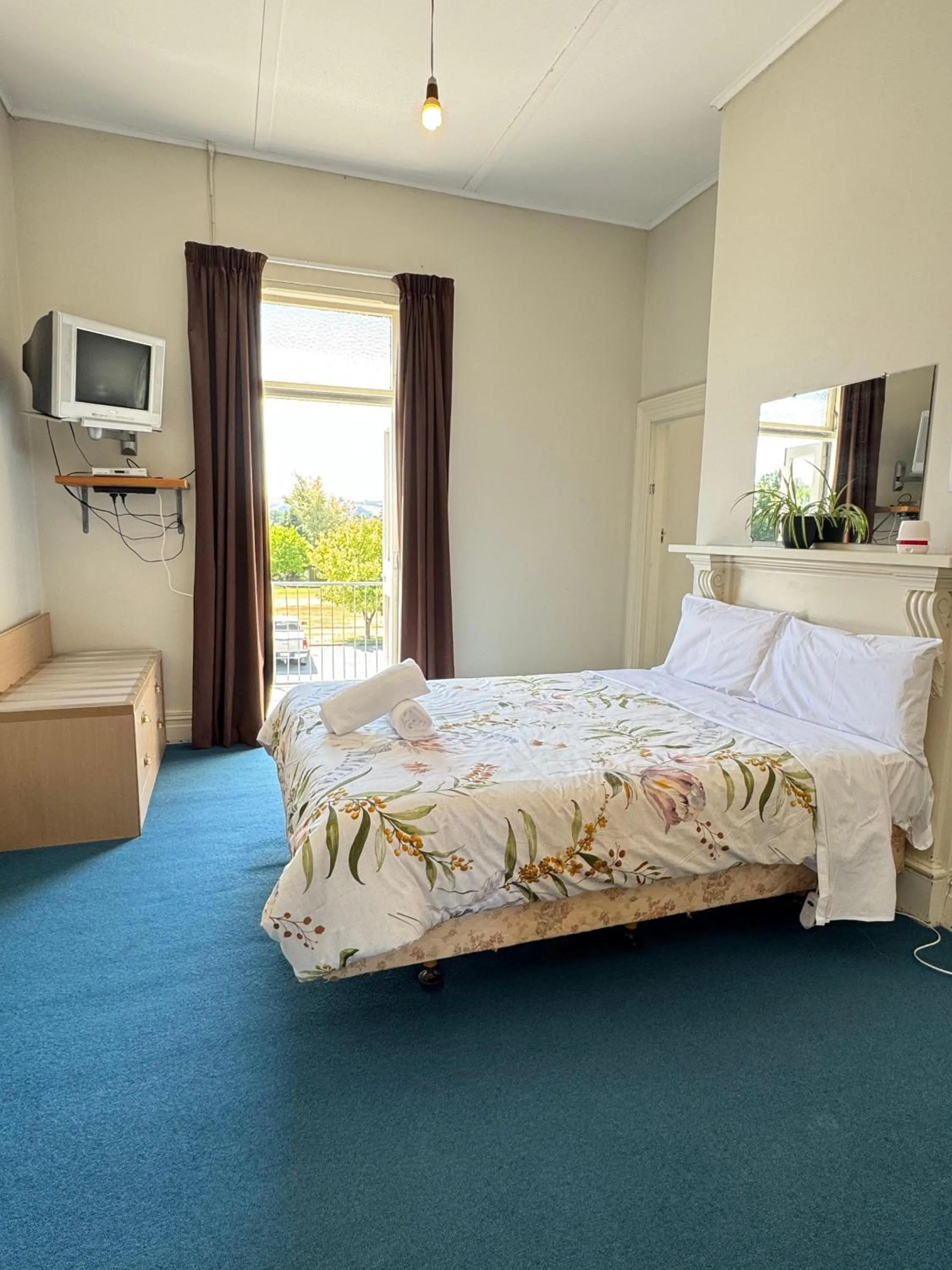 Bed in Gladstone Hotel