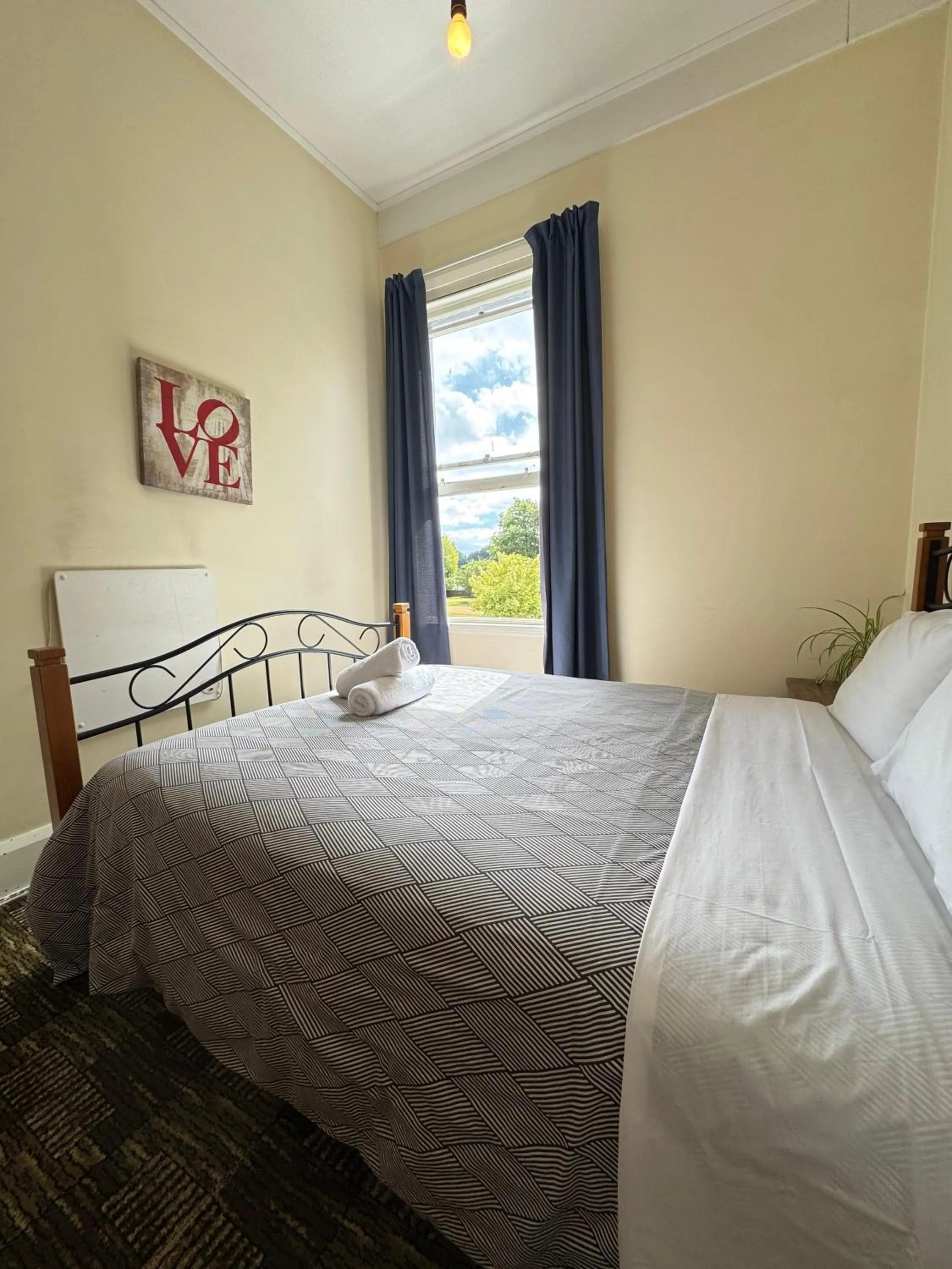 Bed in Gladstone Hotel