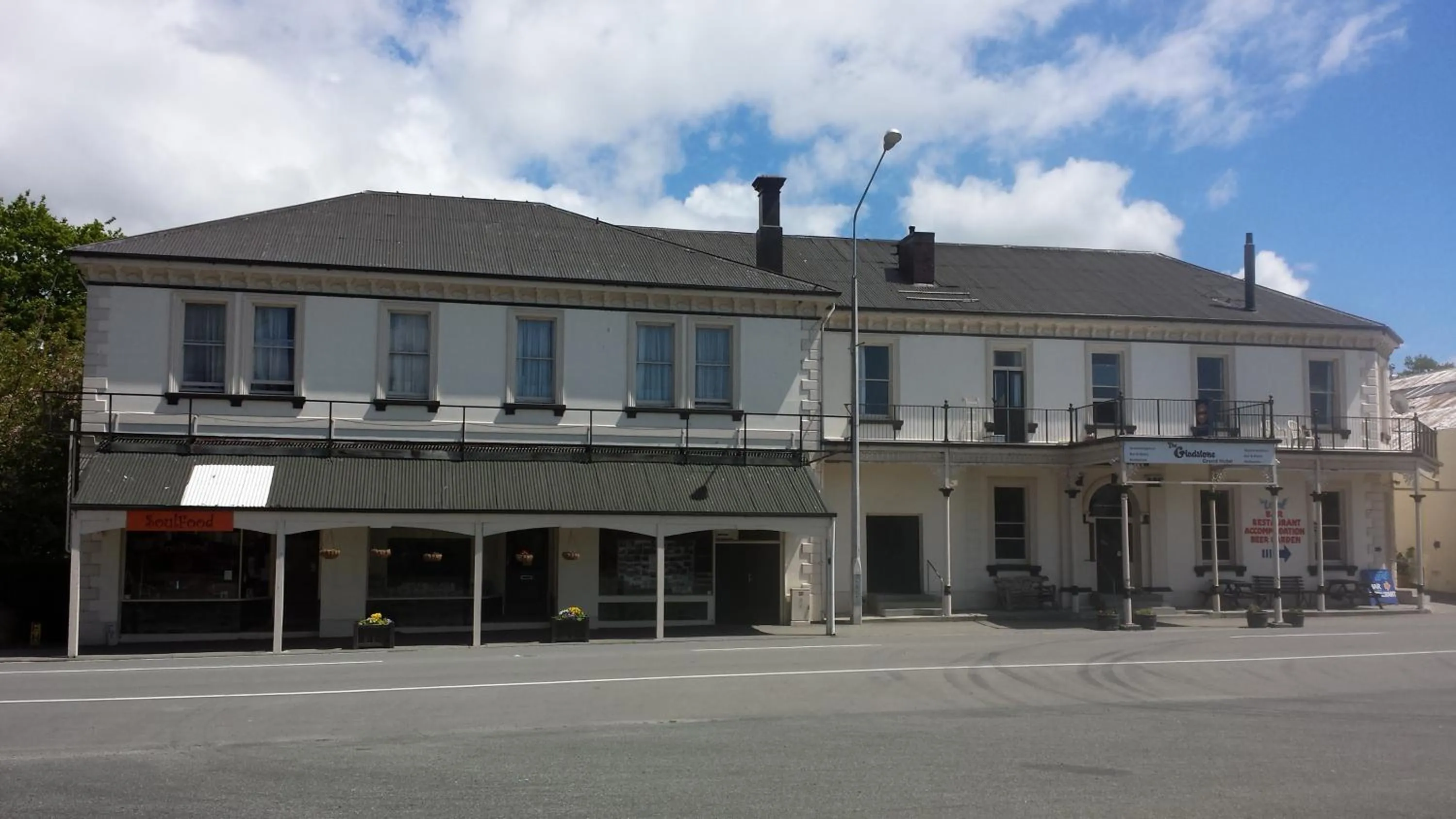 Property building in Gladstone Hotel