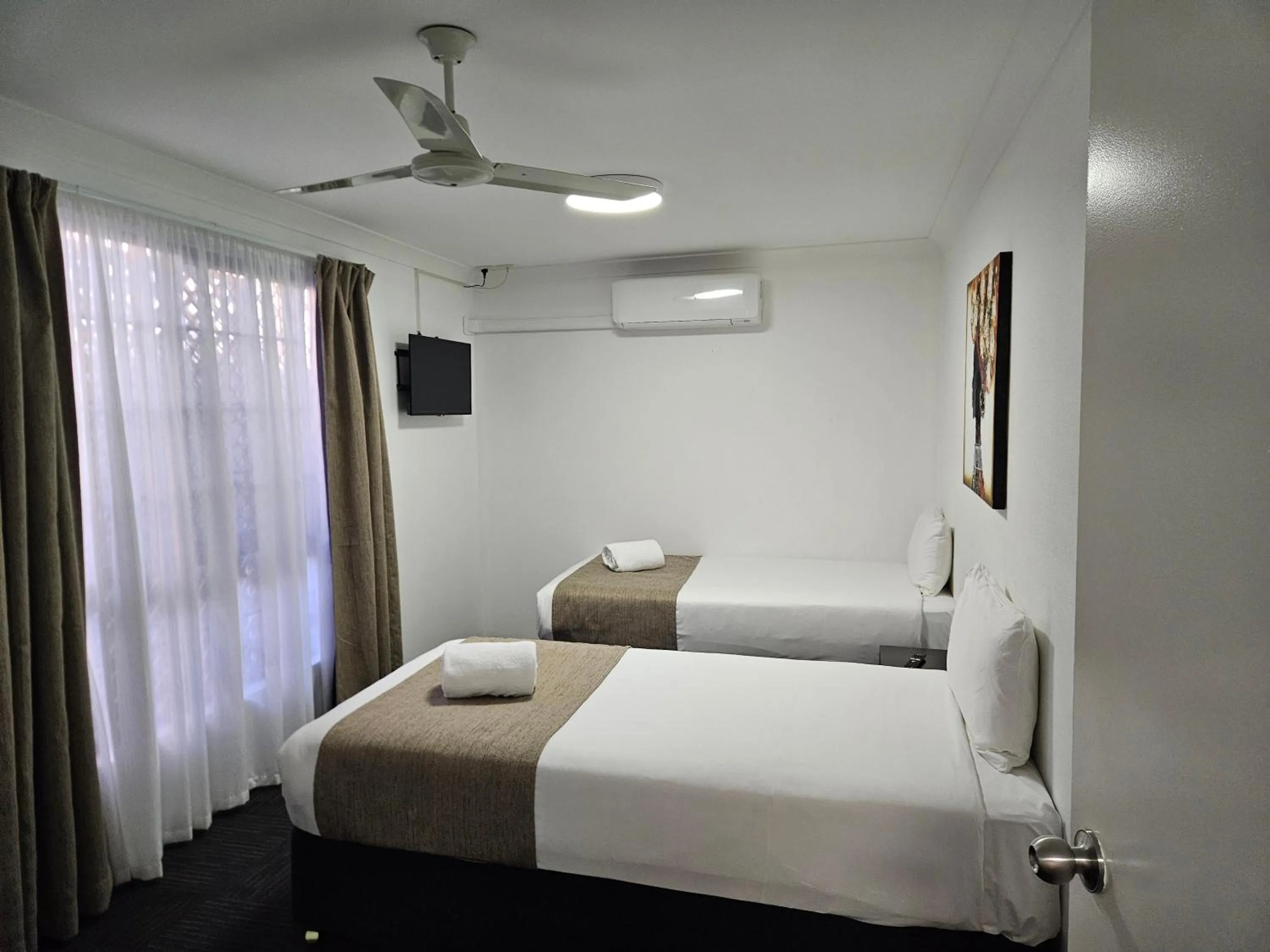 Bed in Cleveland Motor Inn