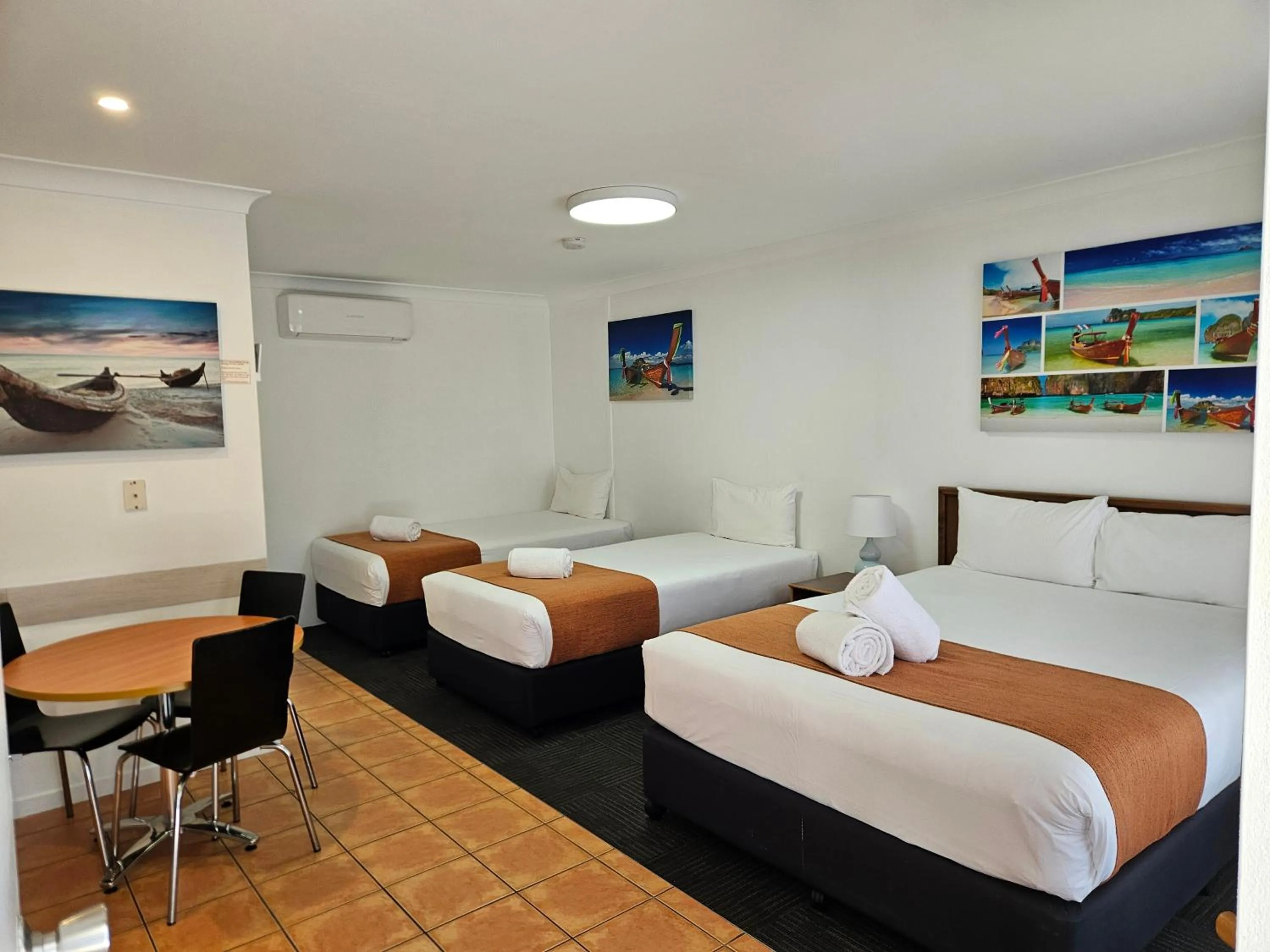 Dining area, Bed in Cleveland Motor Inn