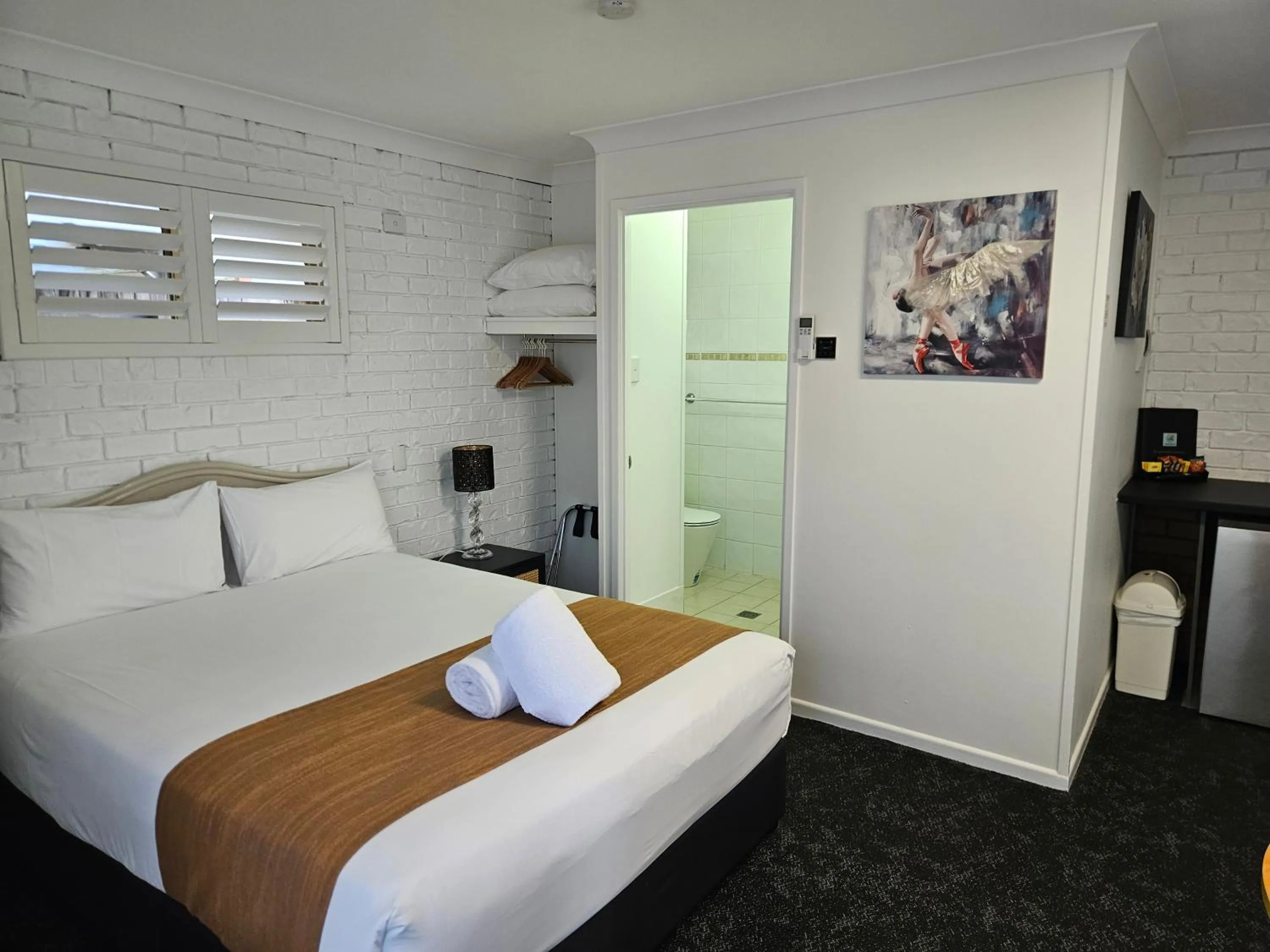 Bed in Cleveland Motor Inn