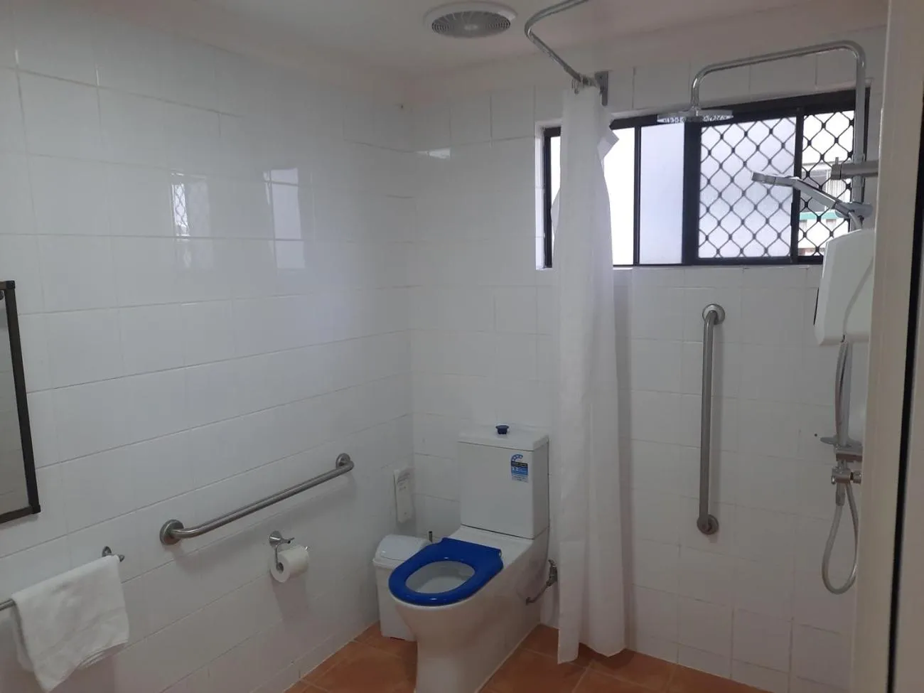 Shower in Cleveland Motor Inn