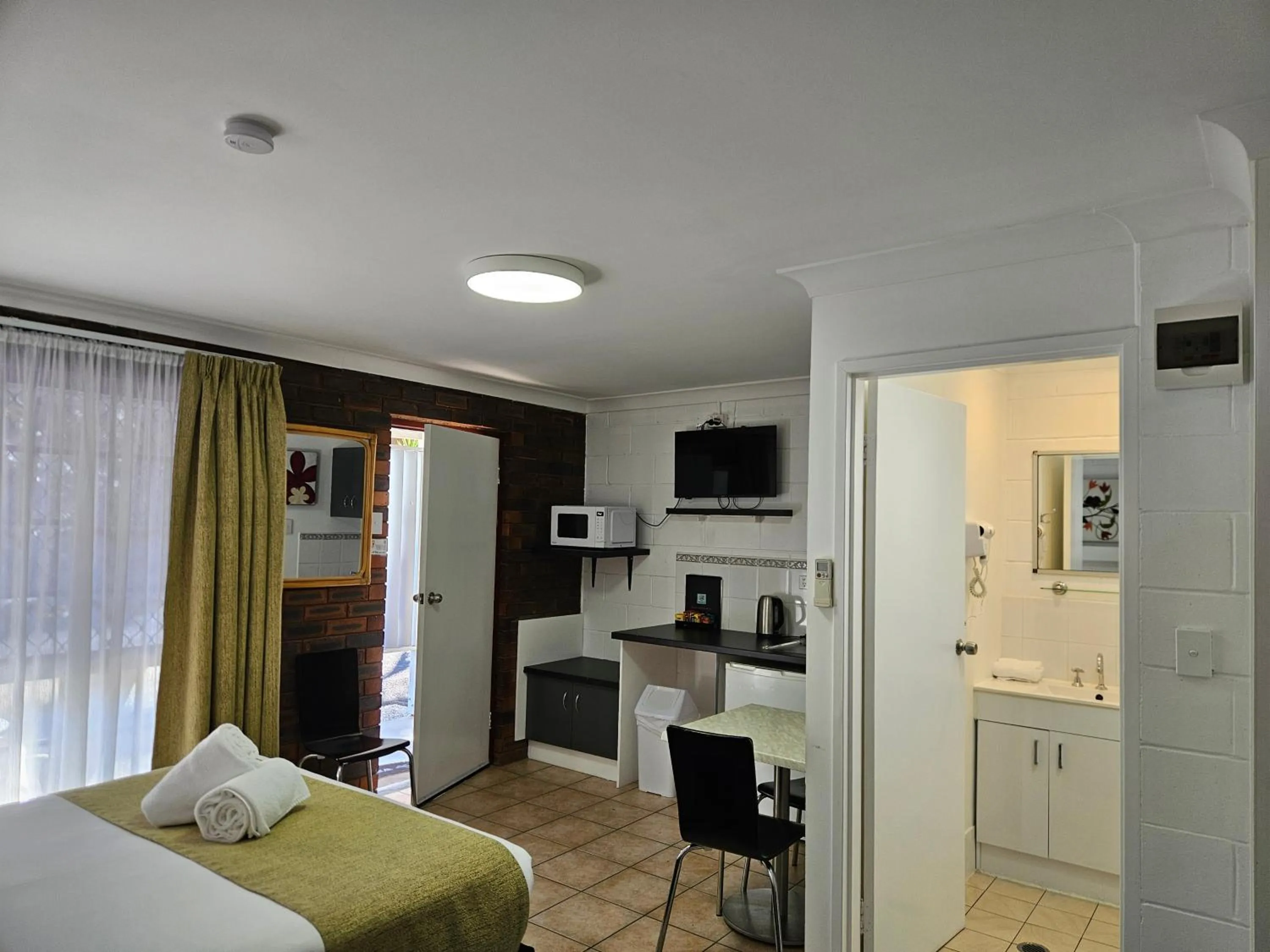 Bathroom, Bed in Cleveland Motor Inn