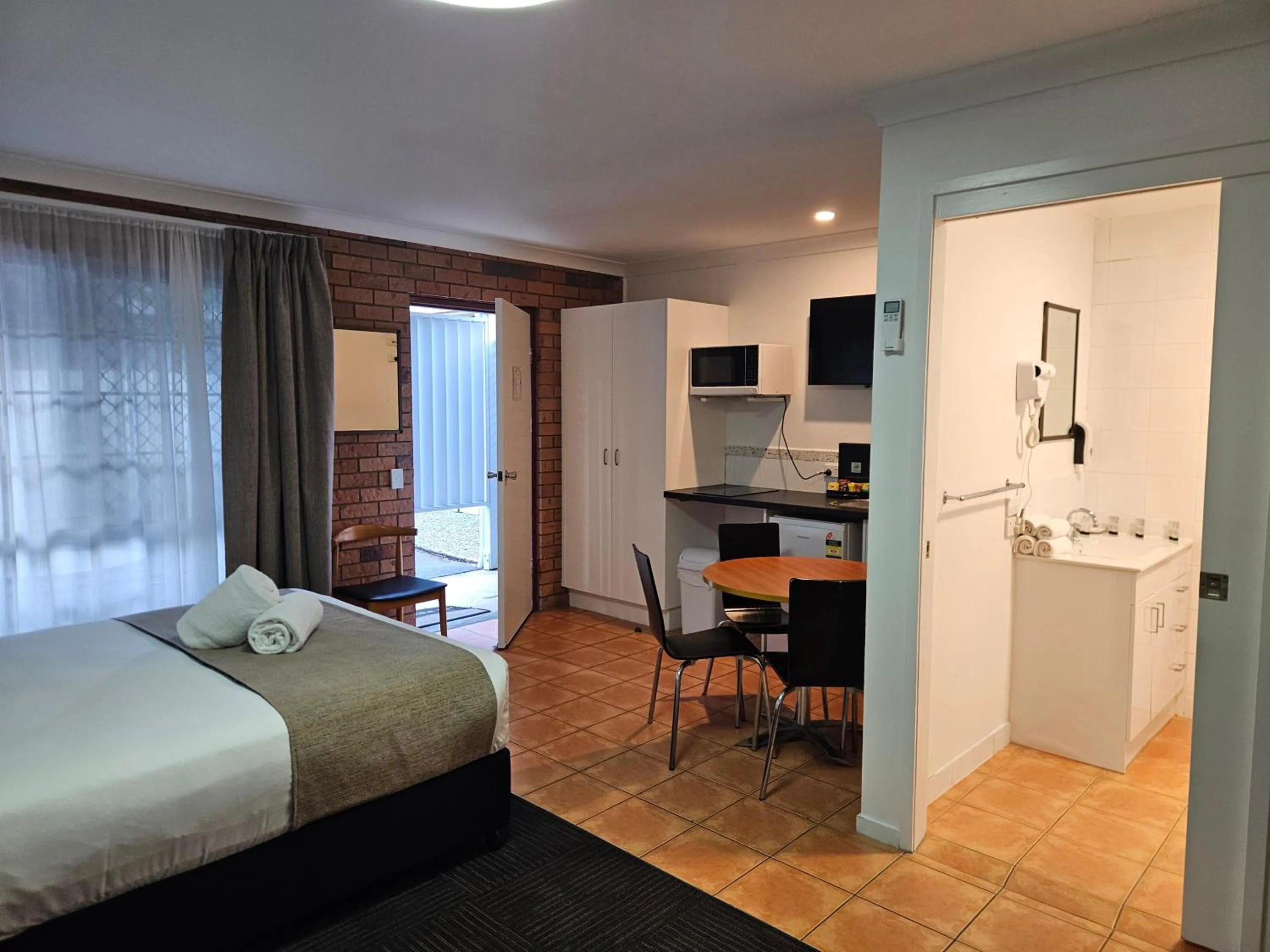 Bed in Cleveland Motor Inn