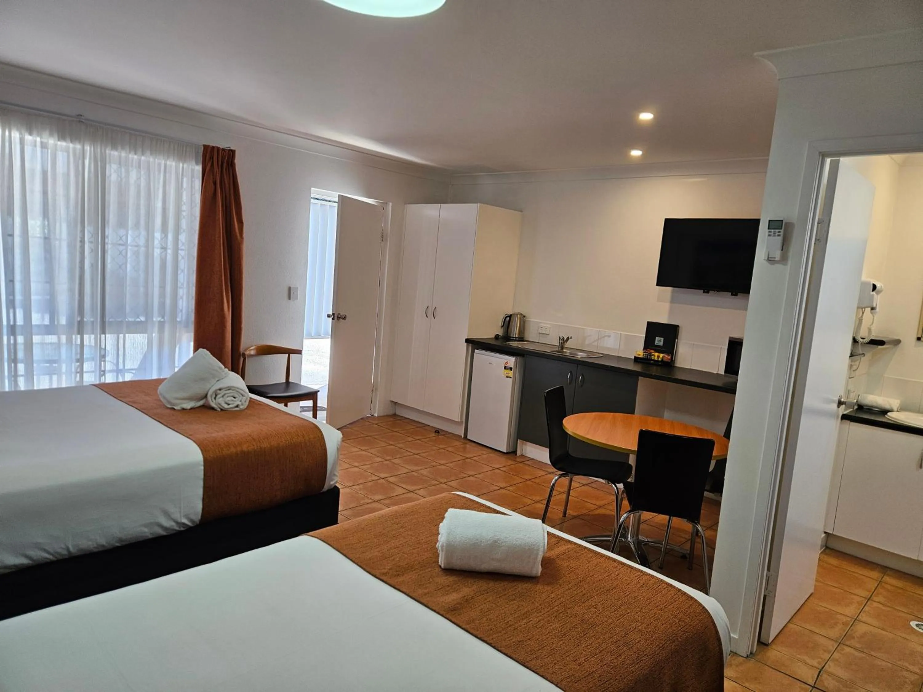 Kitchen or kitchenette, Bed in Cleveland Motor Inn