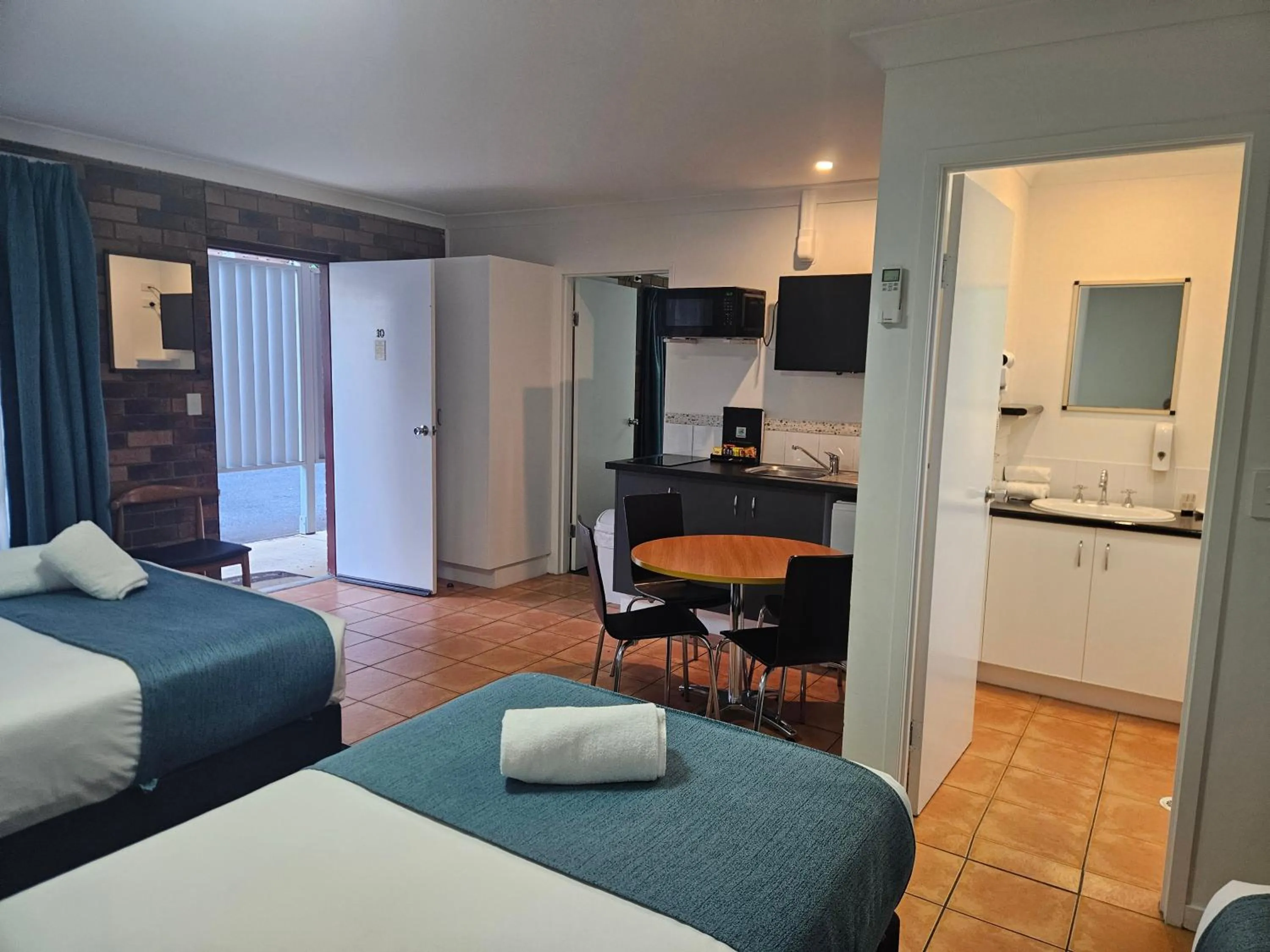 TV and multimedia, Bed in Cleveland Motor Inn