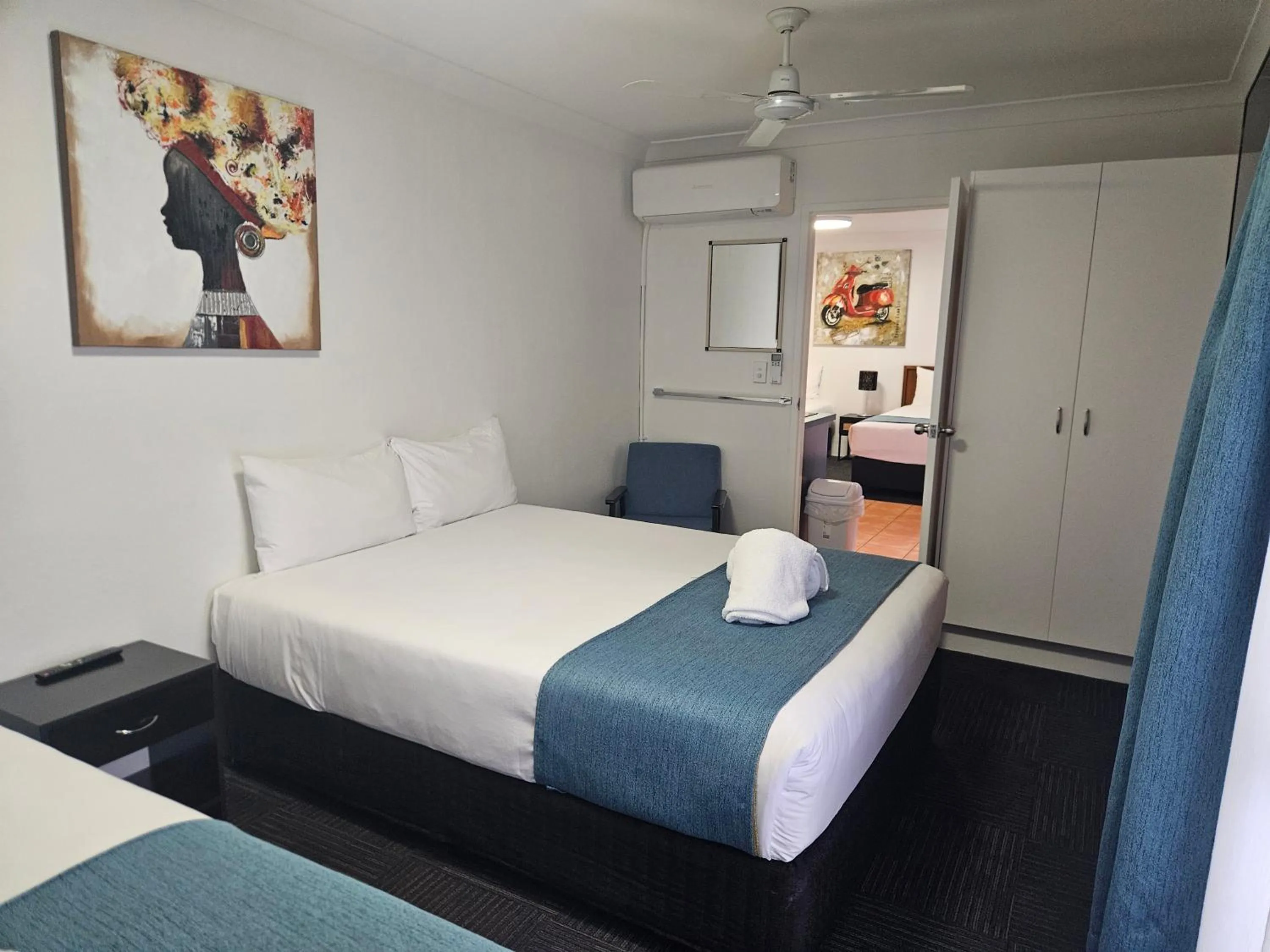 Bed in Cleveland Motor Inn