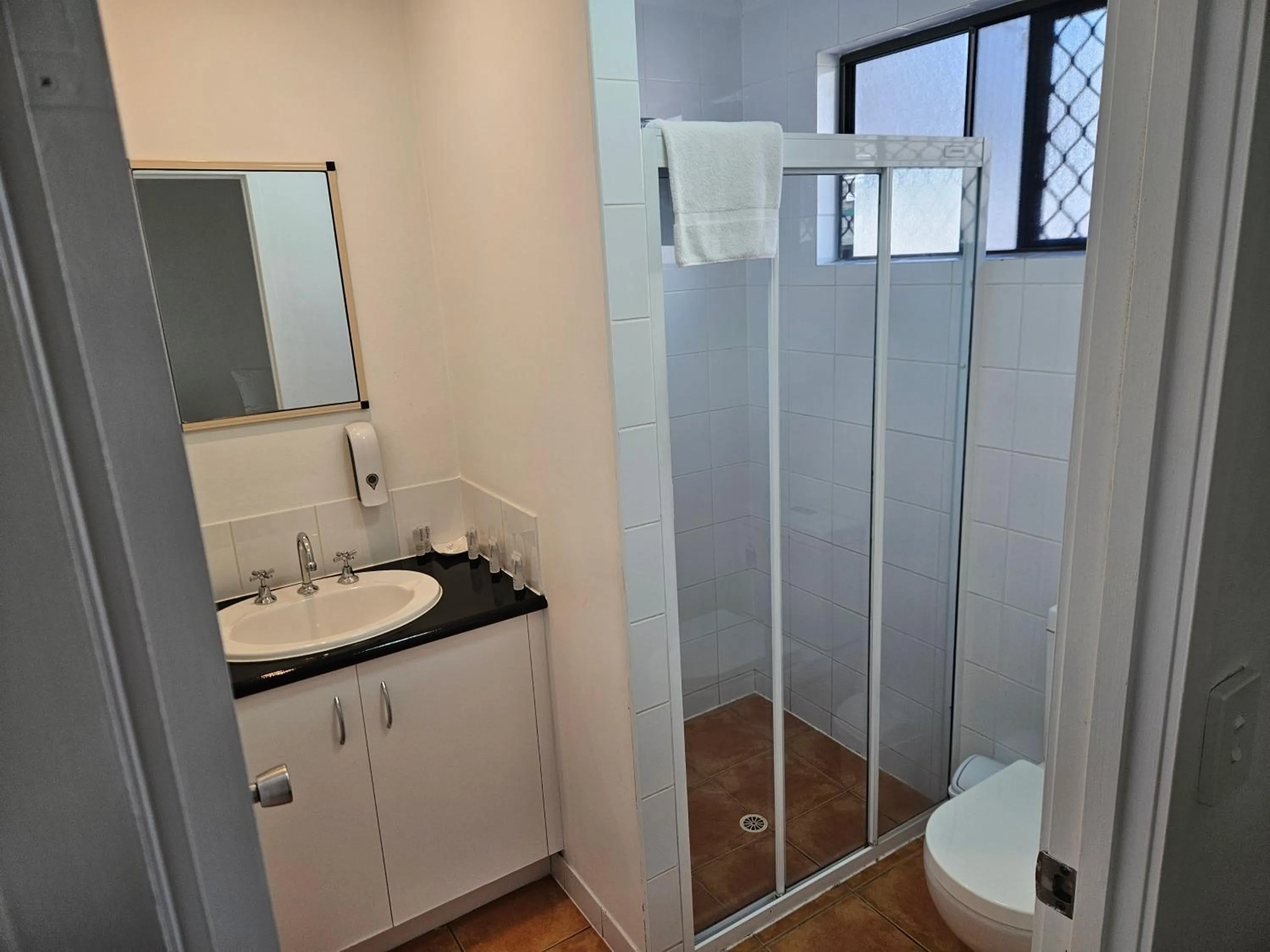 Shower in Cleveland Motor Inn