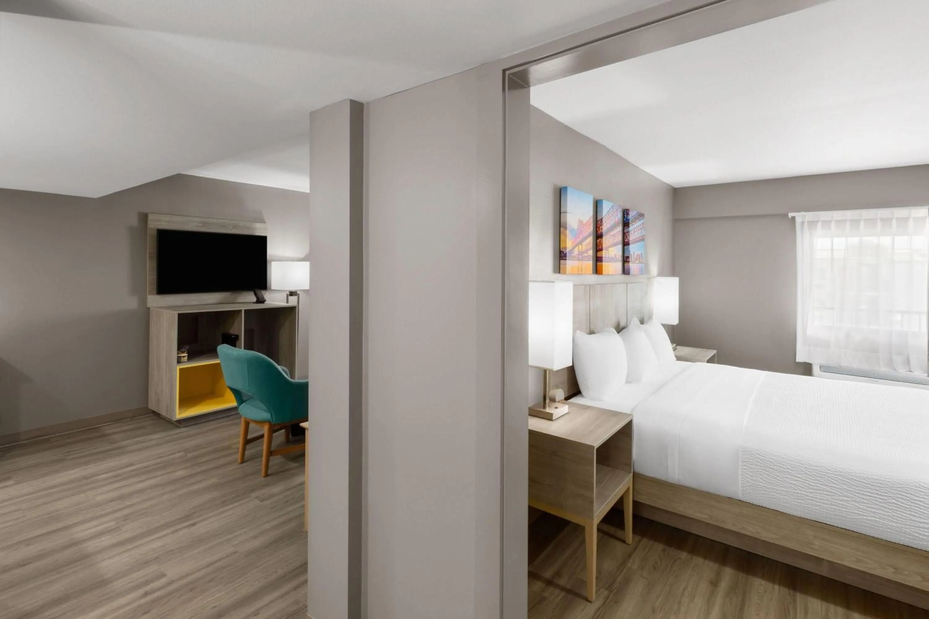 Photo of the whole room, Bed in Days Inn by Wyndham Kenner/New Orleans Airport South