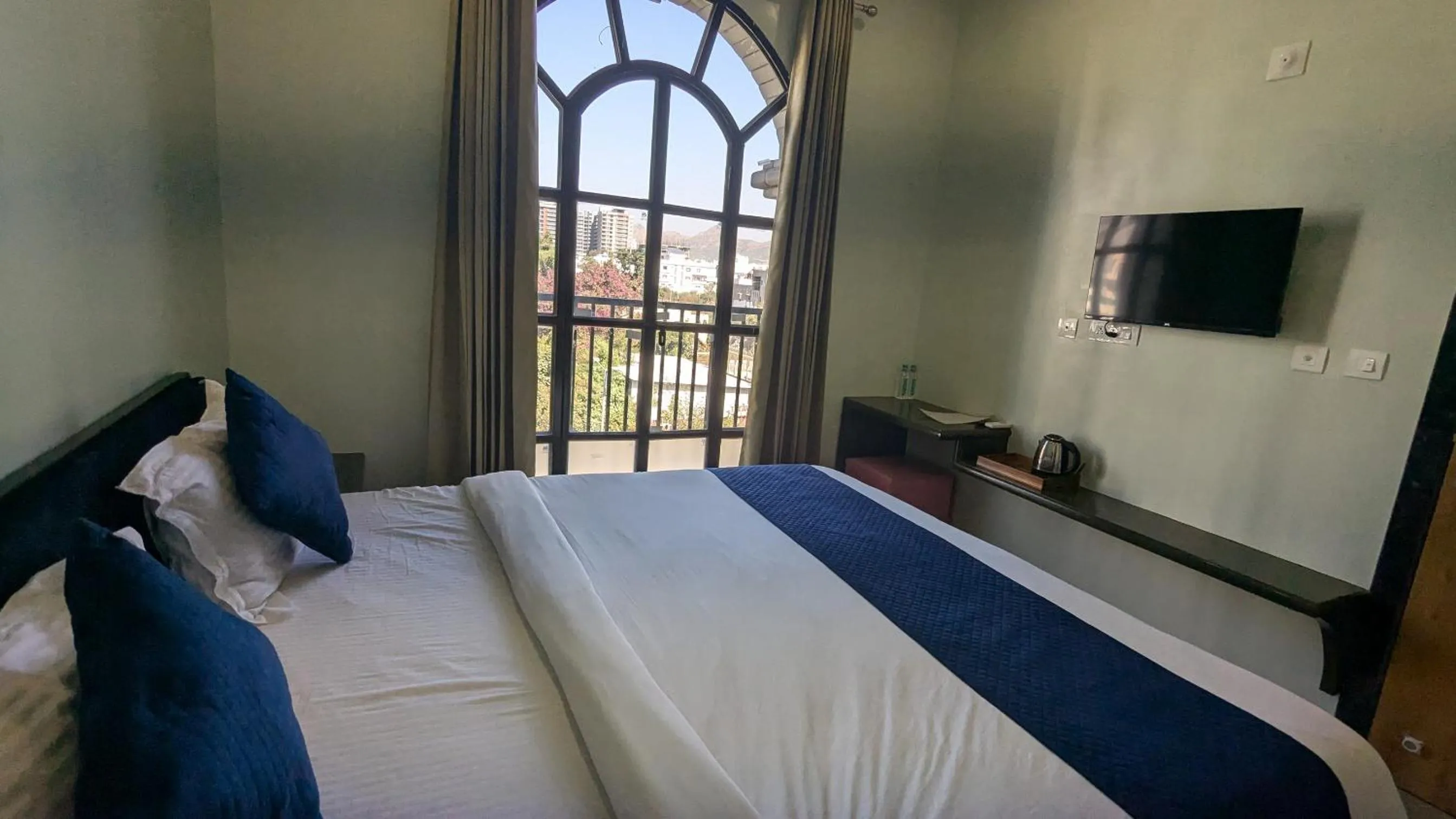 Bed in MAHA RAAS A unit of RAAS LEELA Hotels and Resort