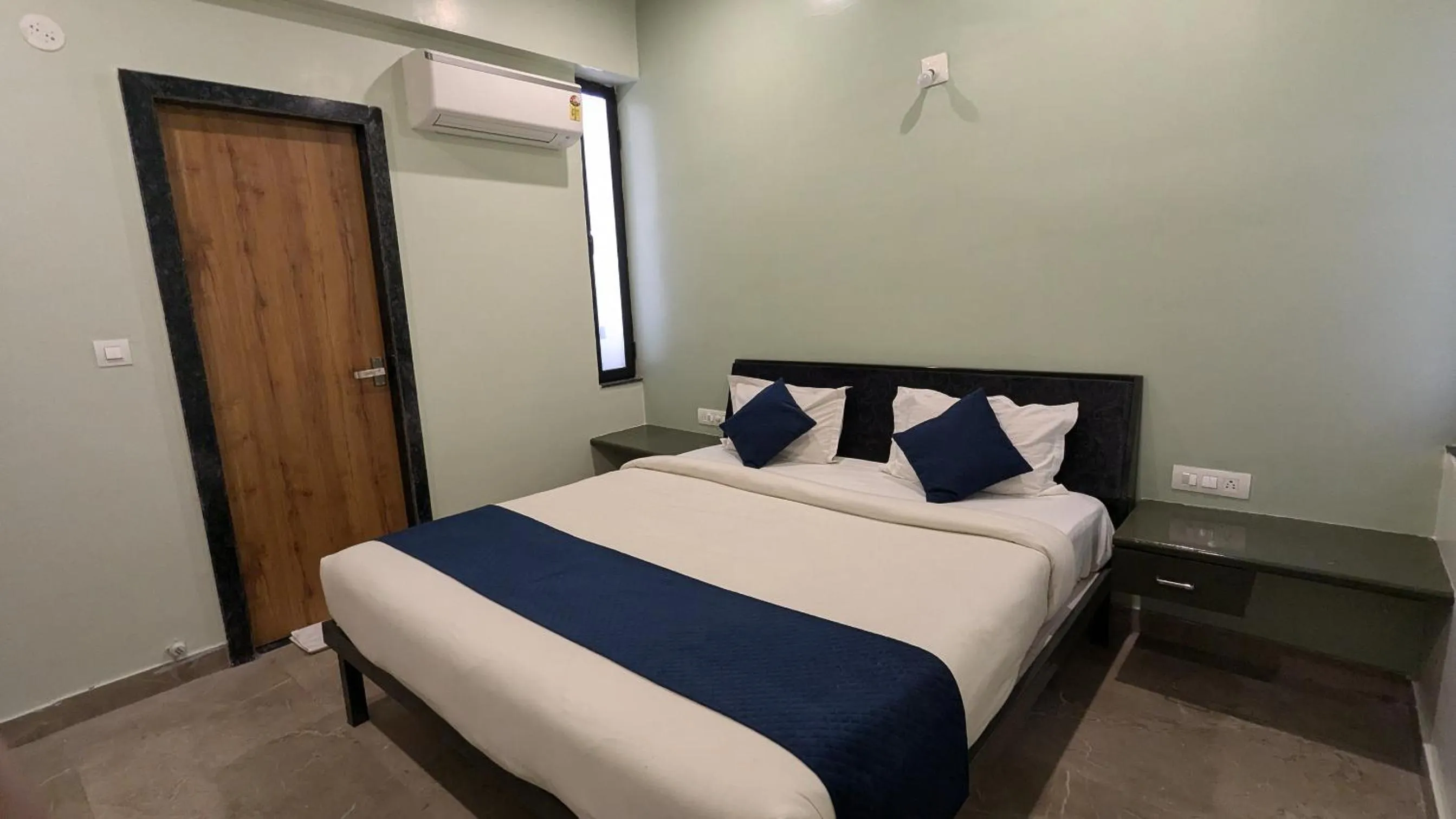 Bed in MAHA RAAS A unit of RAAS LEELA Hotels and Resort