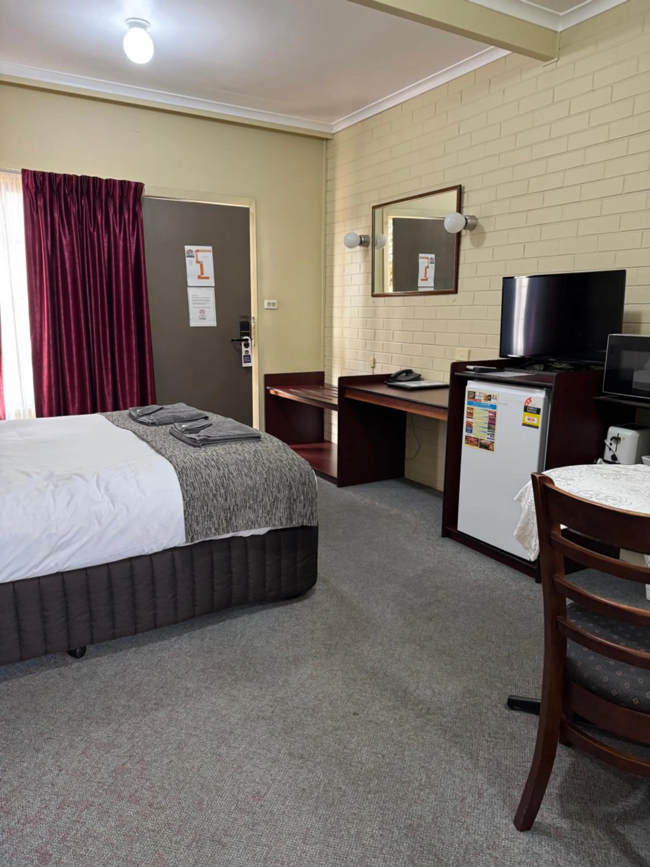 Bed in Oasis Motor Inn