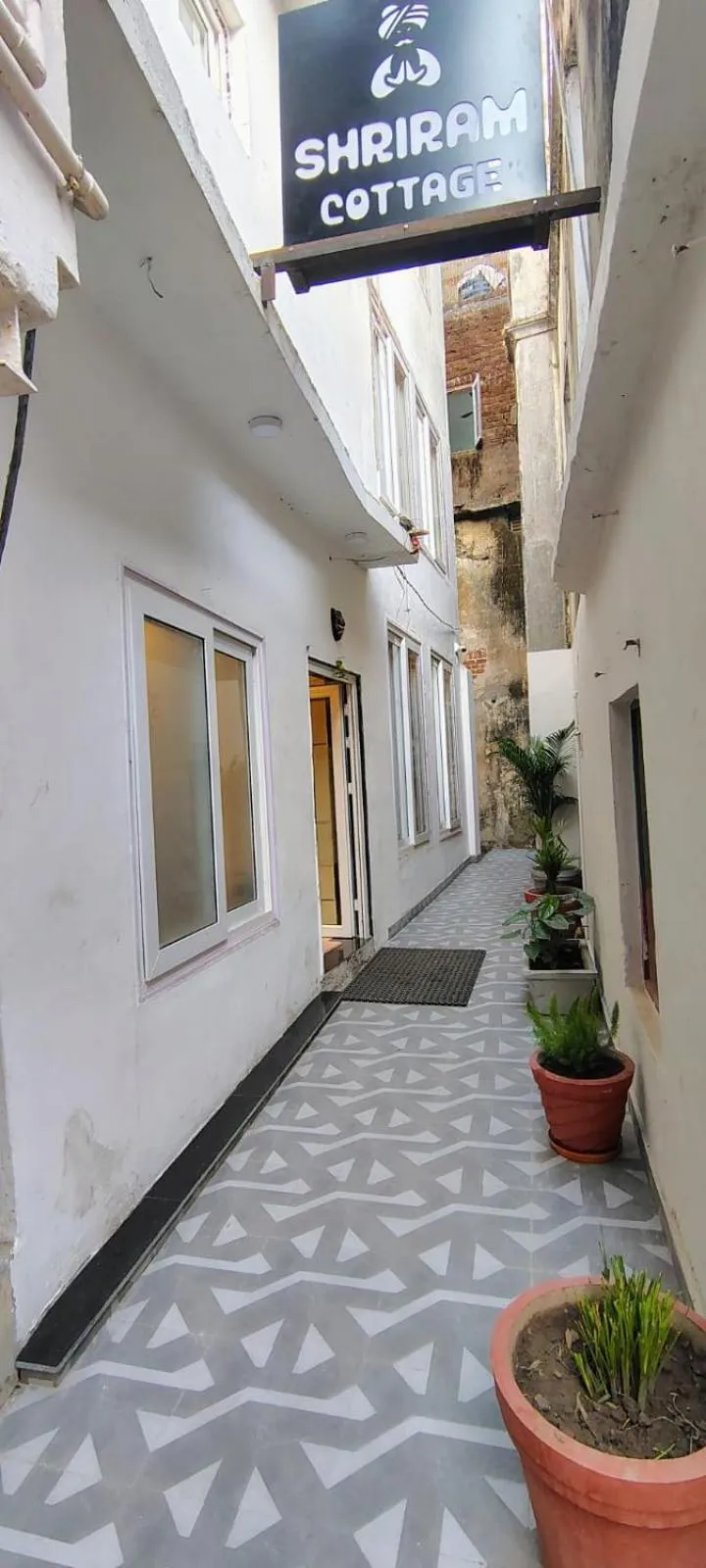 Property building in Hotel Shriram Cottage